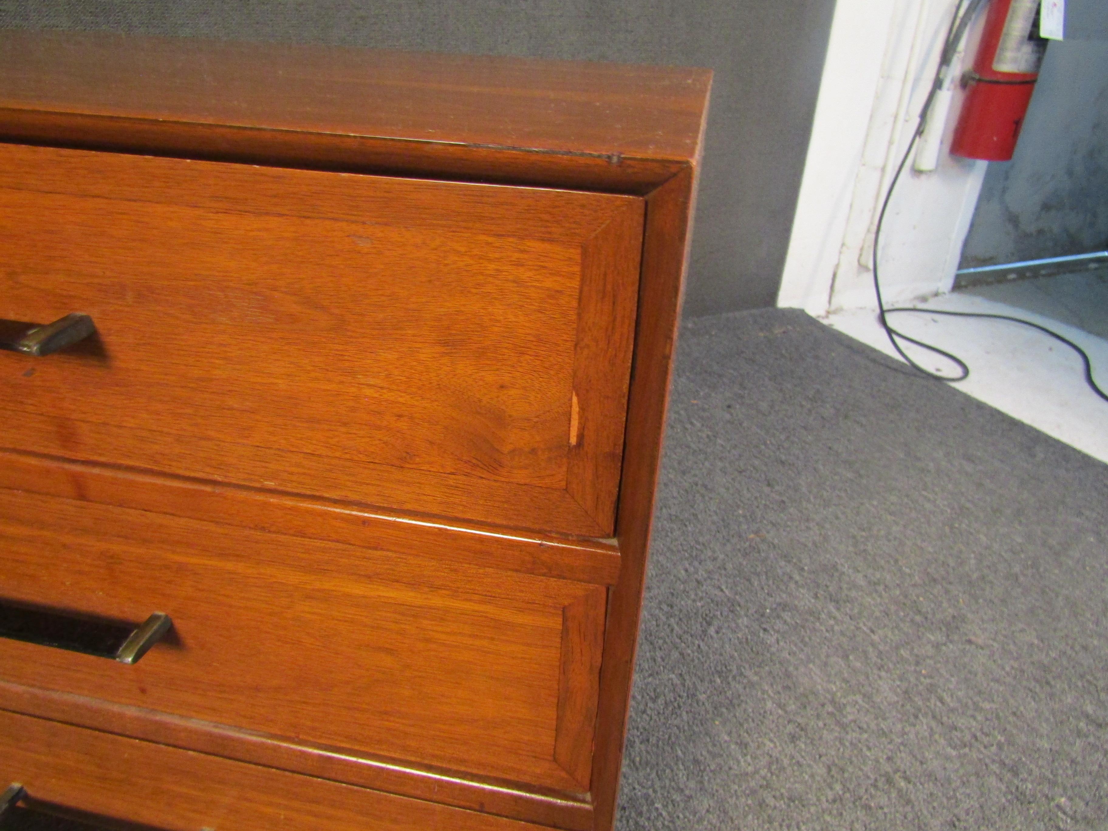 Vintage Pair of Walnut Nightstands  4