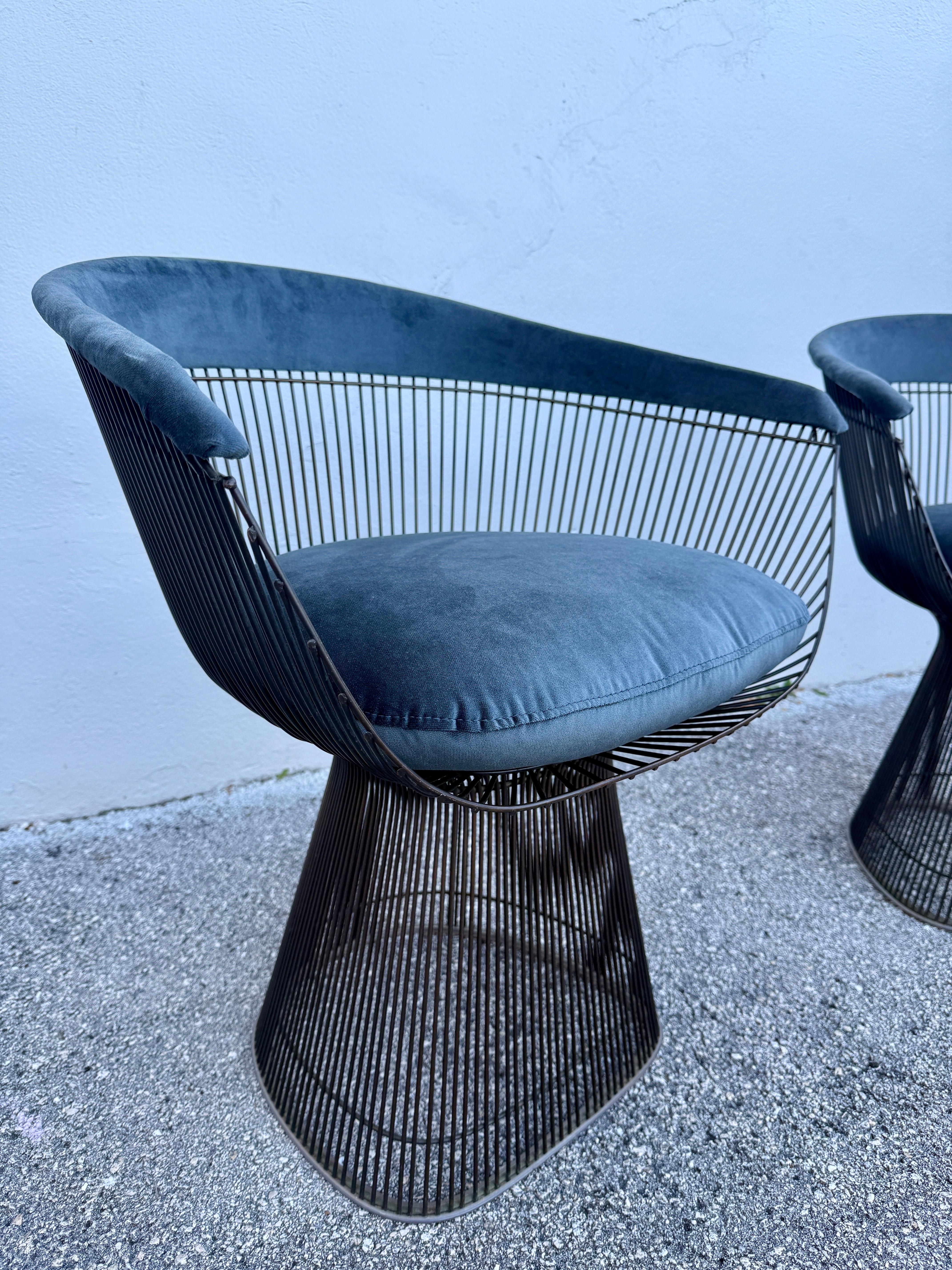 Ein herausragendes Pärchen skulpturaler Sessel von Warren Platner für Knoll. Diese sind in der klassischen Bronzeausführung. Die Polsterung ist mit blauem Mohair neu bezogen worden.  Behalten Sie den Original-Gummiring an der Unterseite