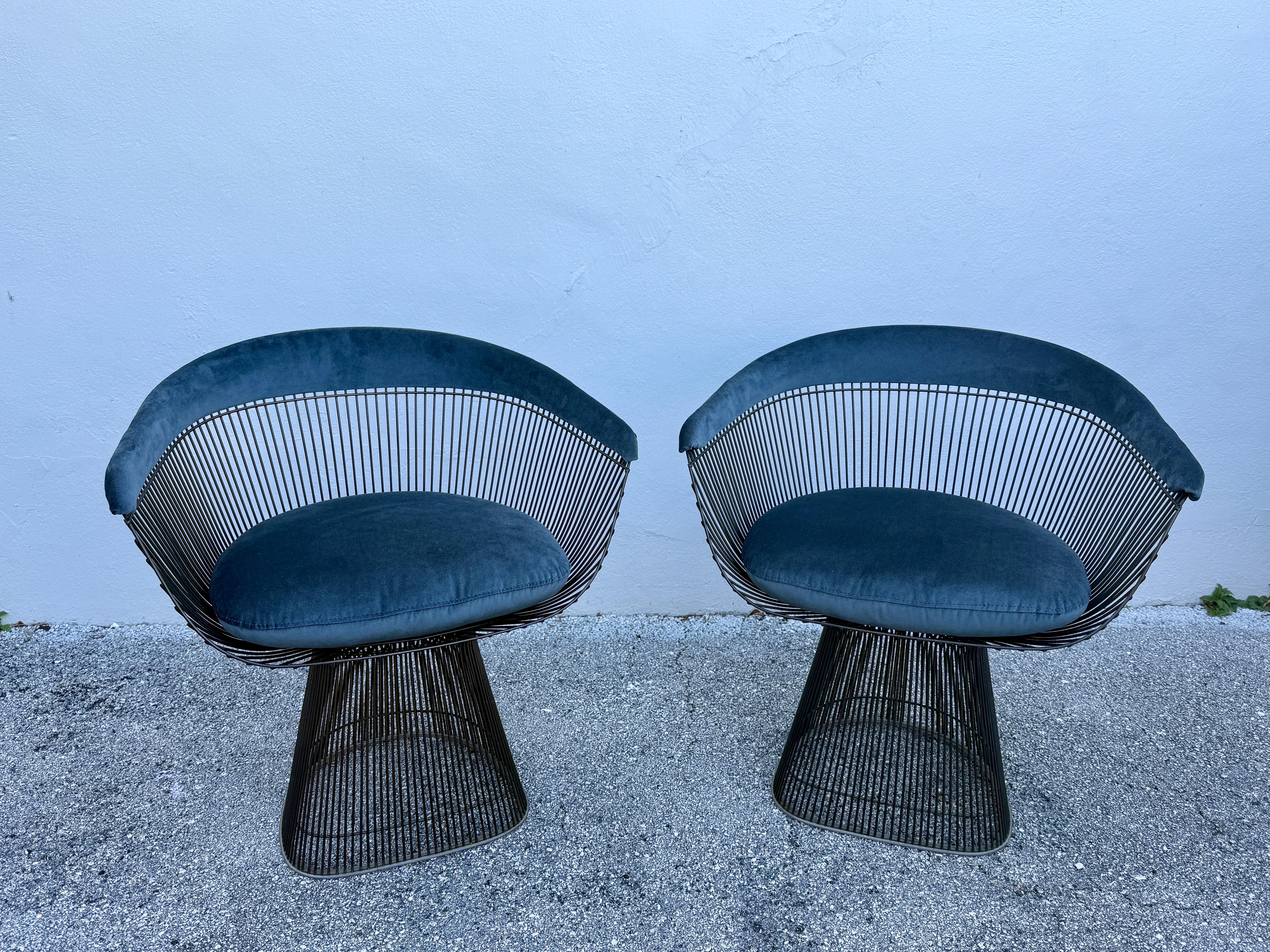Ein Paar Warren Platner Stühle aus bronziertem Stahl für Knoll Vintage By (Mohairwolle) im Angebot