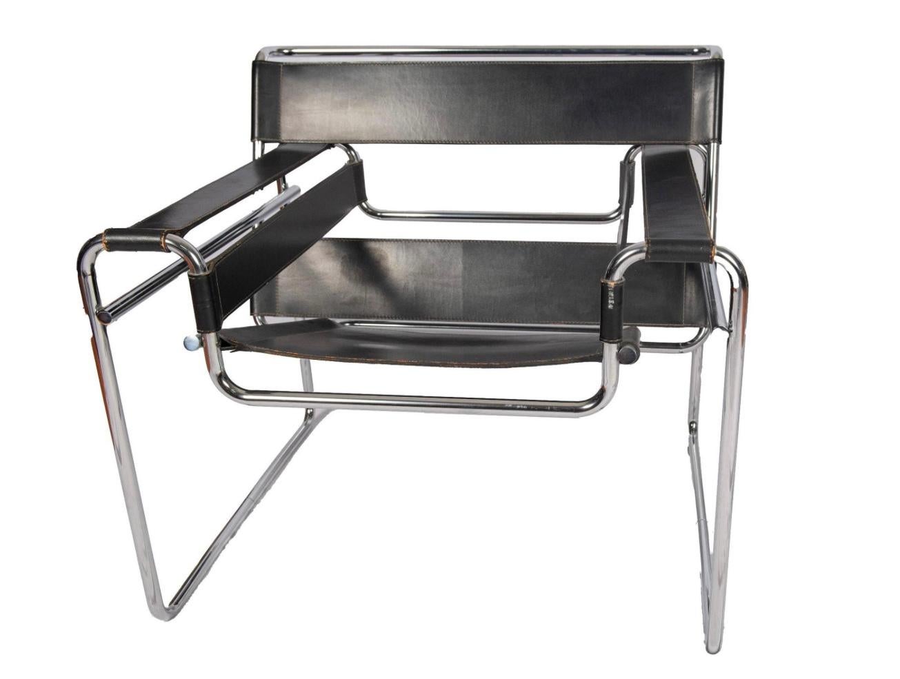 Magnifique paire de chaises Wassily, emblématiques de la modernité du milieu du siècle, avec des châssis chromés et du cuir noir. En très bon état vintage avec quelques belles usures légères sur le cuir.
Ils sont d'un confort exceptionnel tout en