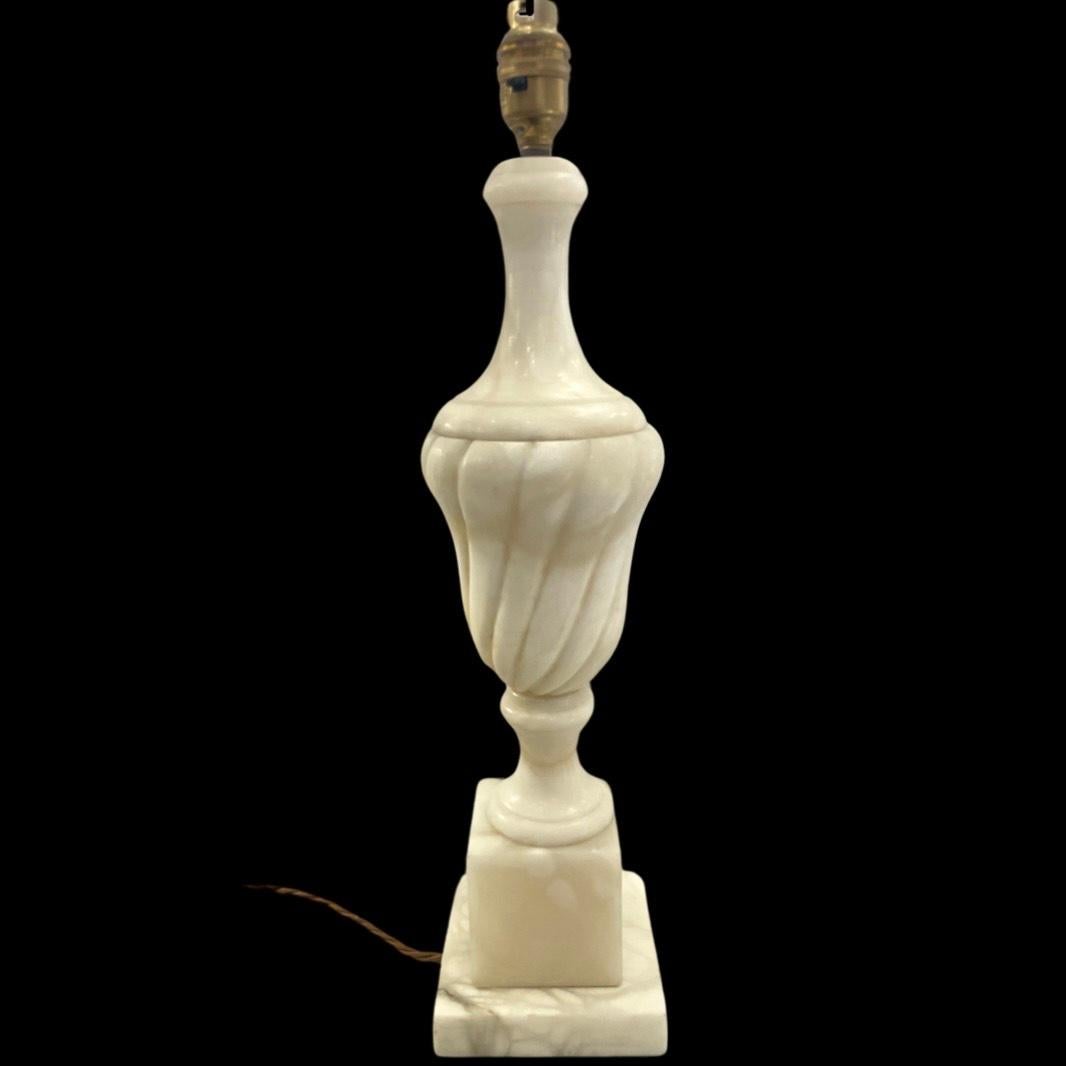 Neoklassizistische Vintage-Tischlampen aus weißem Alabaster, Paar  (Geschnitzt) im Angebot