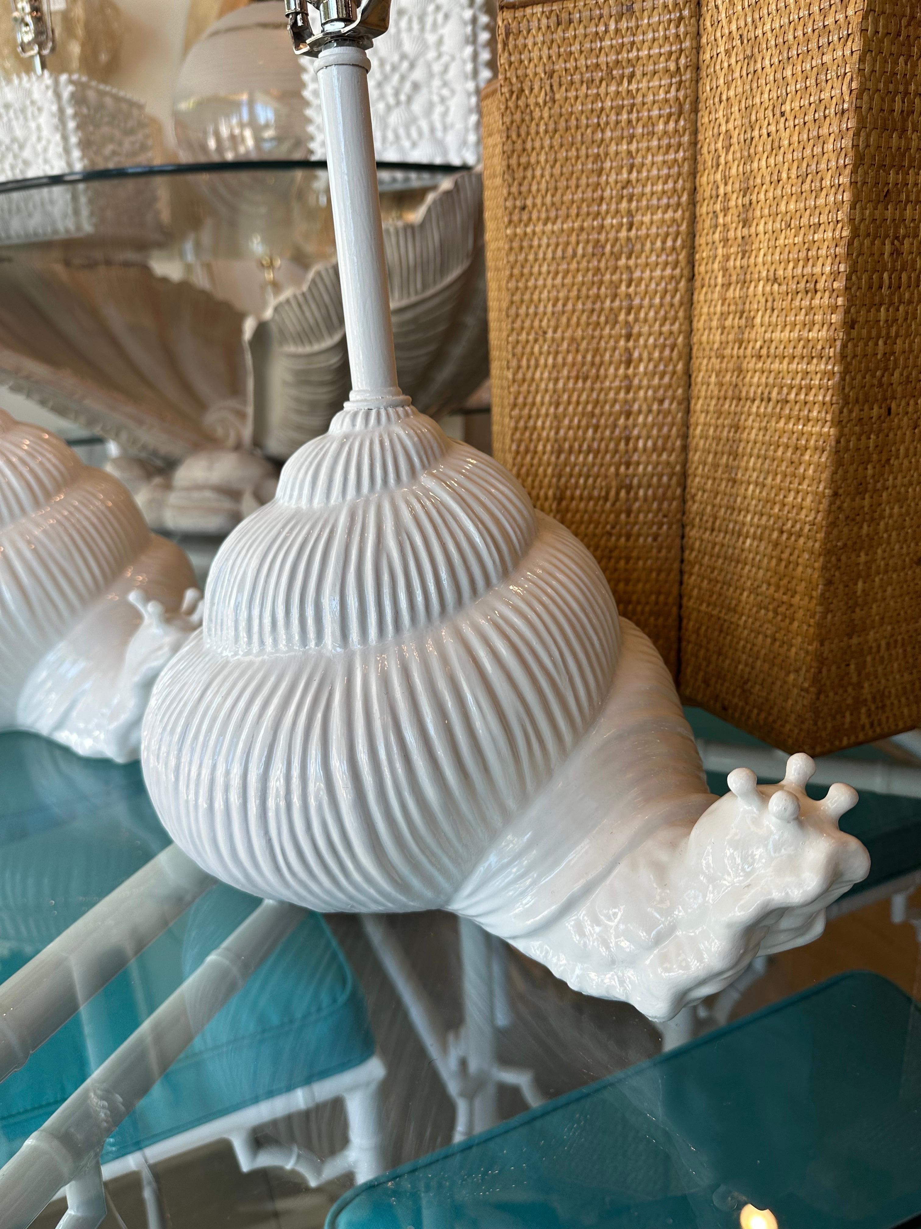 Paar weiße italienische Vintage-Keramik-Schnecken-Tischlampen aus Palm Beach, neu verdrahtet  im Angebot 4