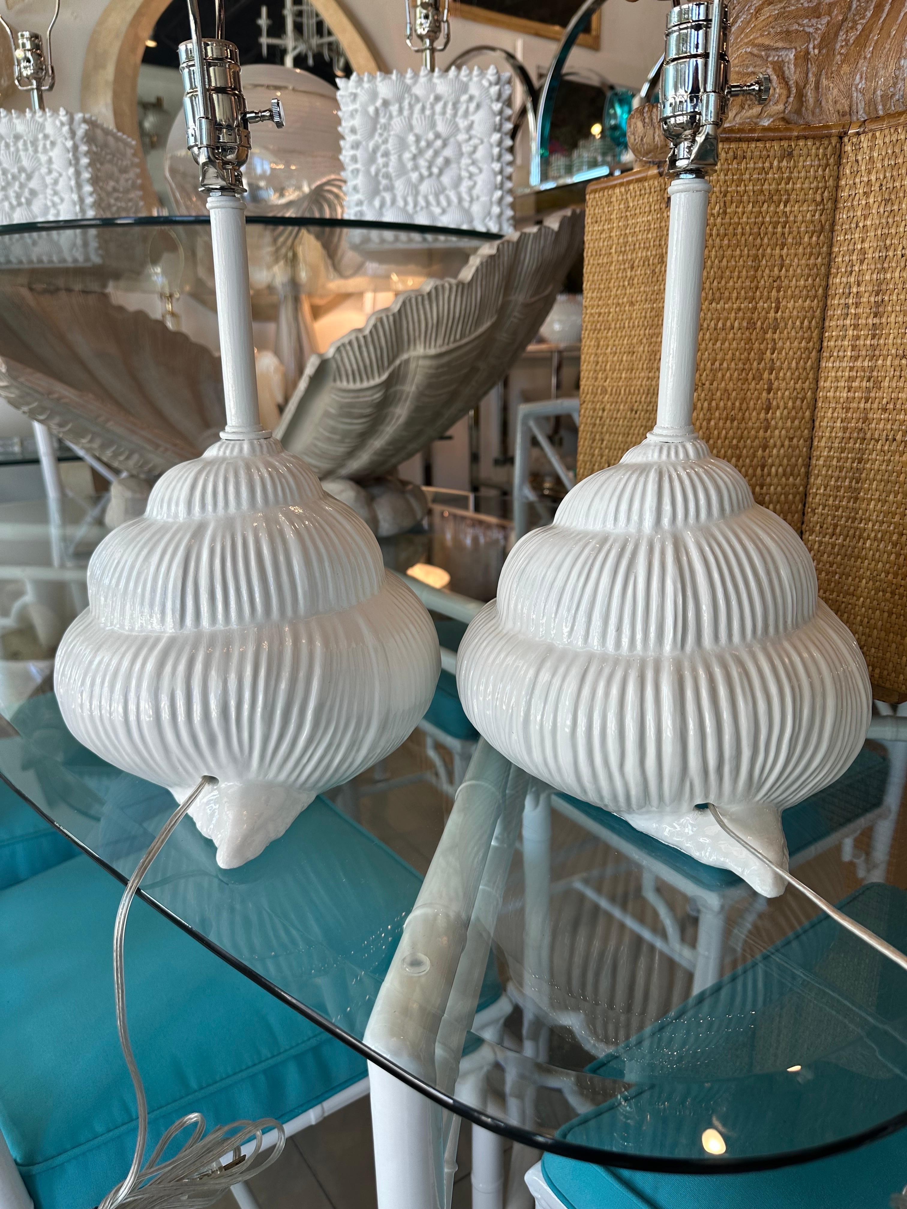 Paar weiße italienische Vintage-Keramik-Schnecken-Tischlampen aus Palm Beach, neu verdrahtet  im Angebot 6