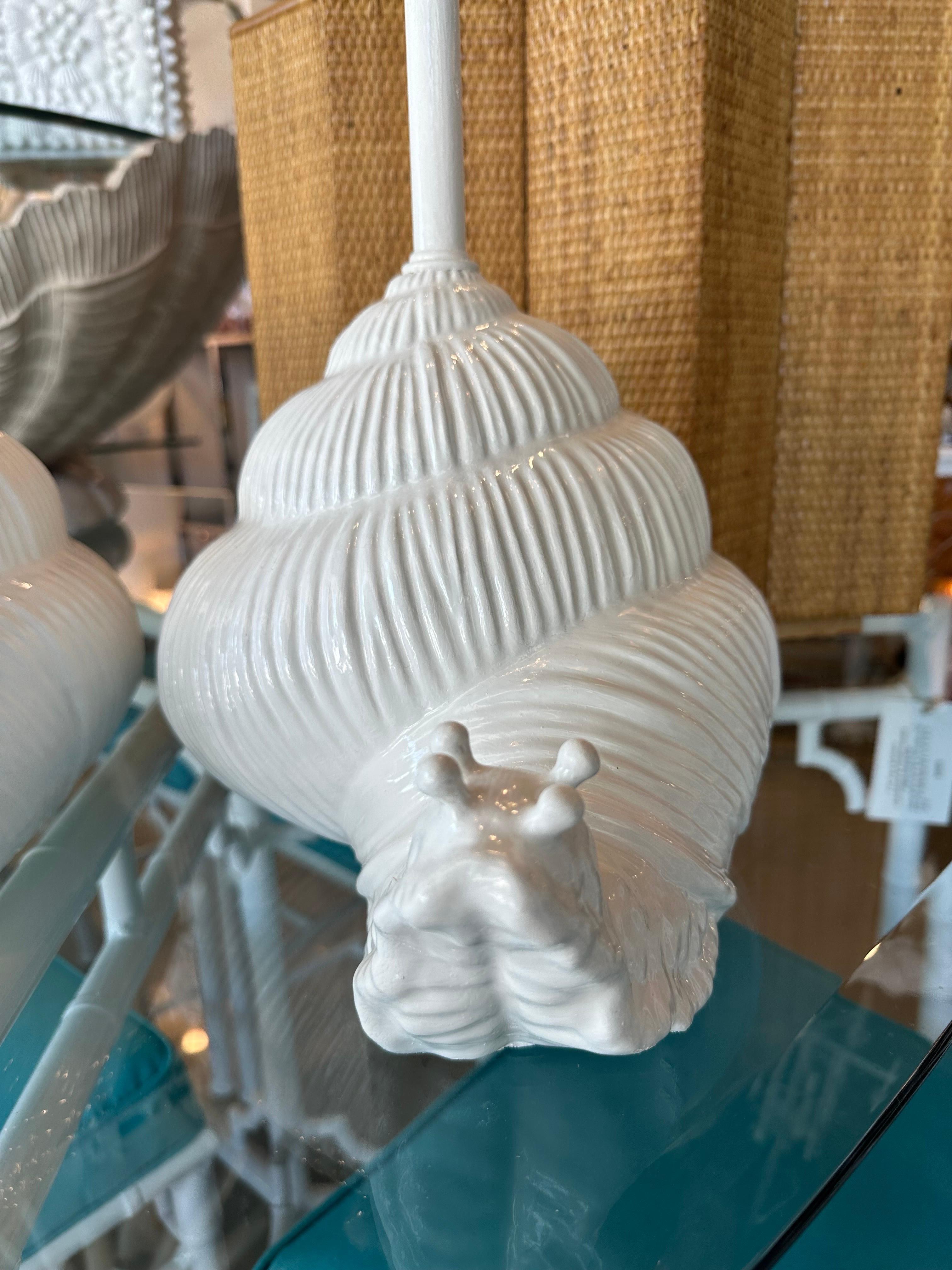 Paar weiße italienische Vintage-Keramik-Schnecken-Tischlampen aus Palm Beach, neu verdrahtet  im Angebot 7