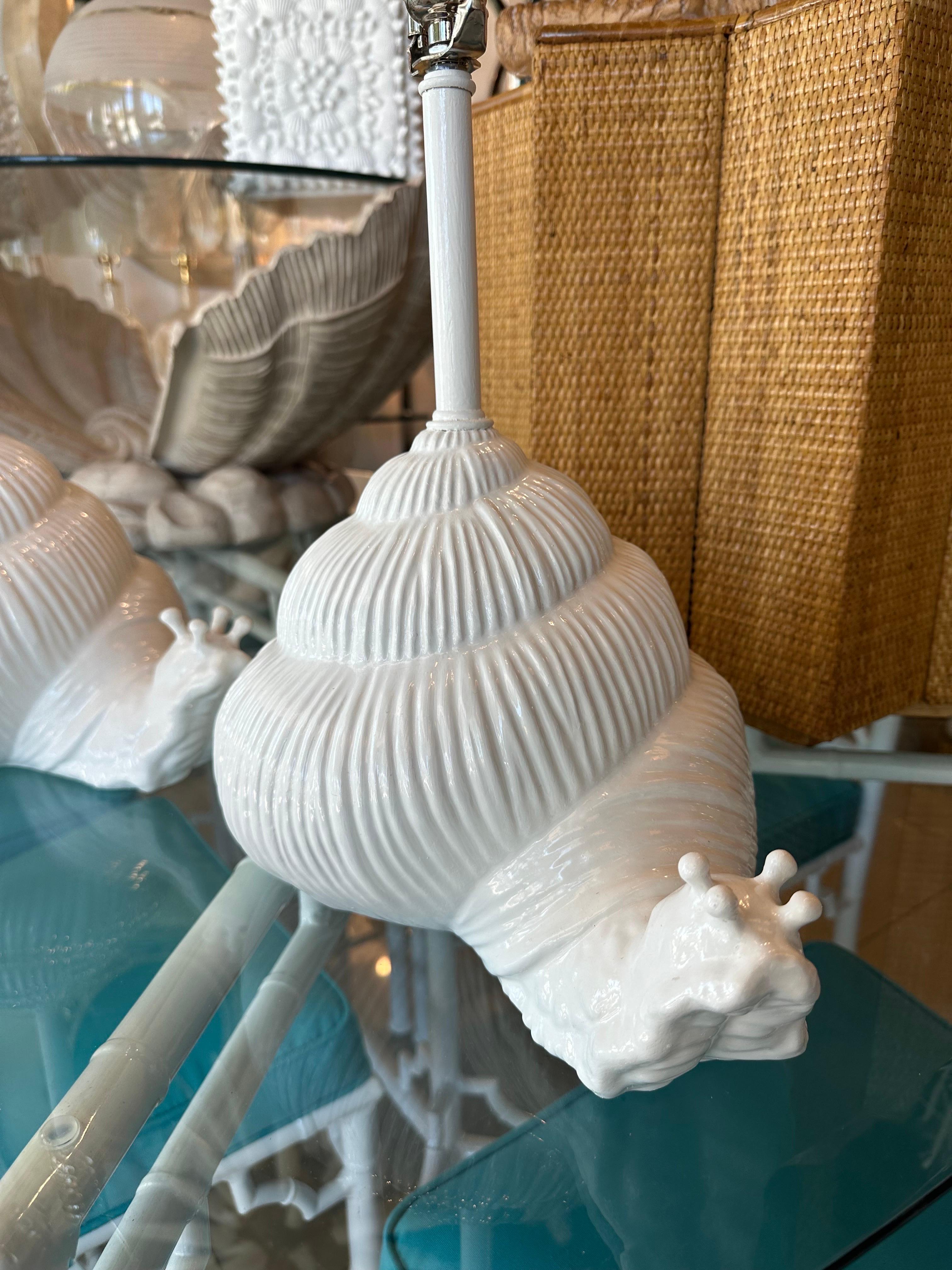 Paar weiße italienische Vintage-Keramik-Schnecken-Tischlampen aus Palm Beach, neu verdrahtet  im Angebot 8