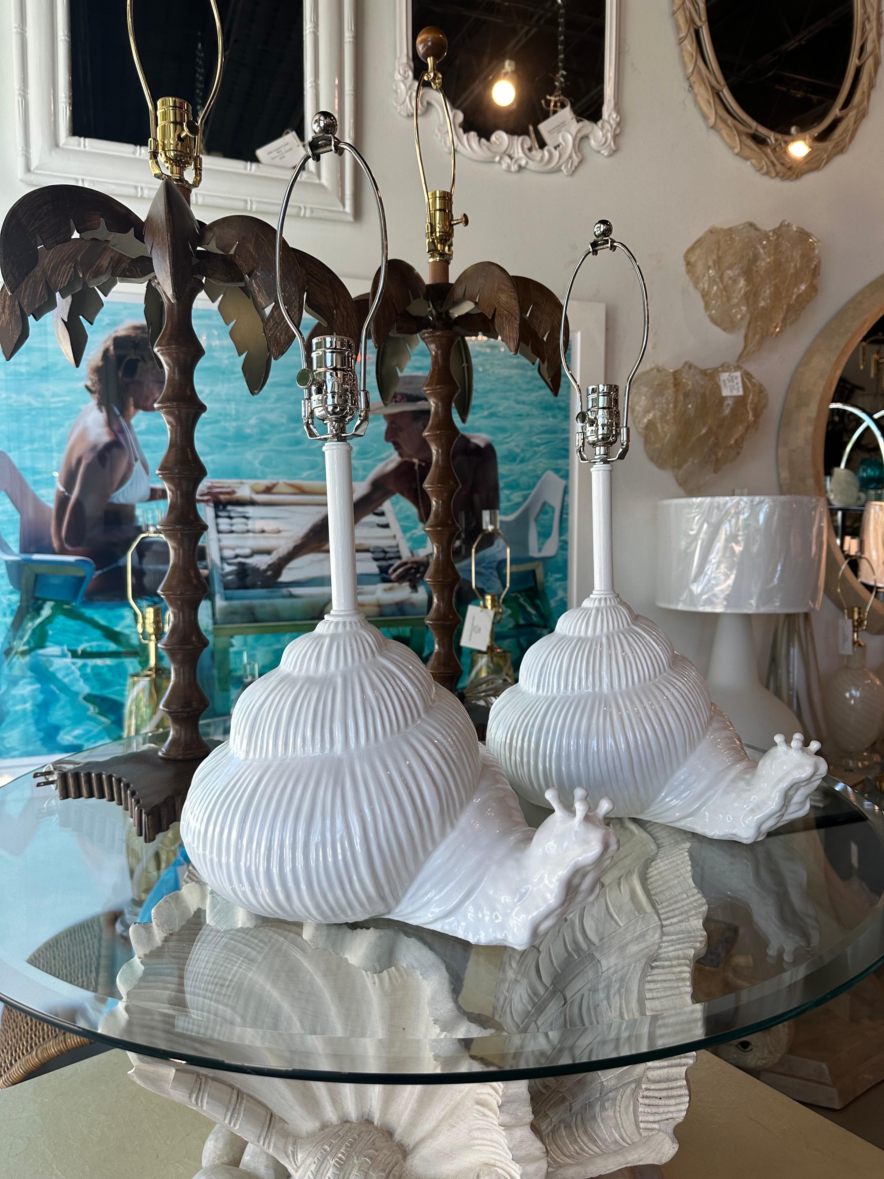 Paar weiße italienische Vintage-Keramik-Schnecken-Tischlampen aus Palm Beach, neu verdrahtet  im Angebot 9