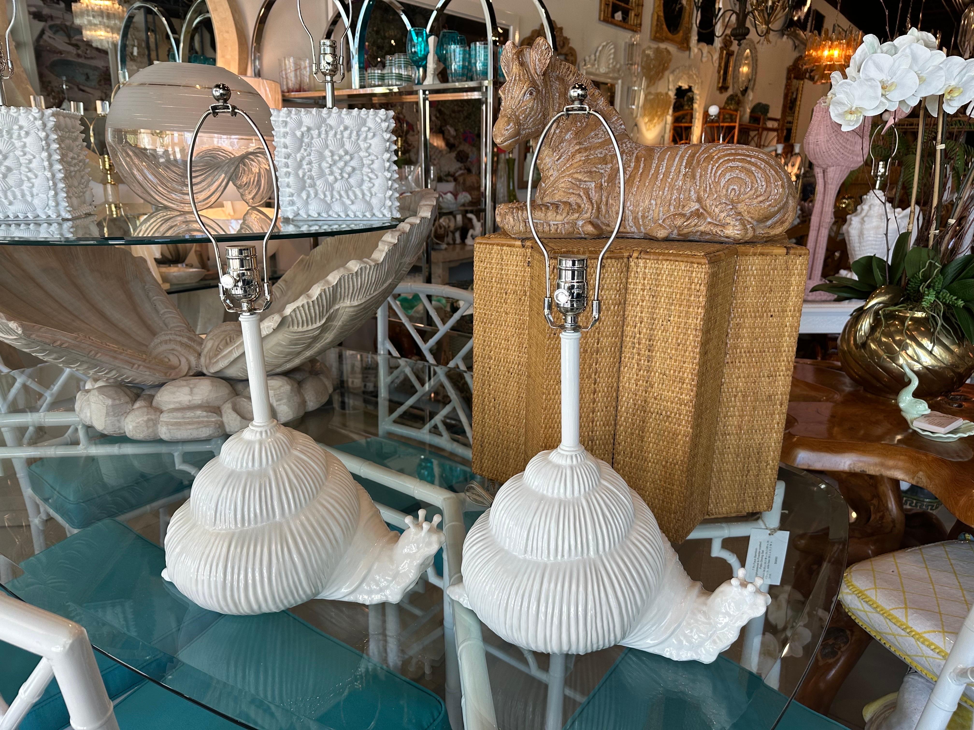 Paar weiße italienische Vintage-Keramik-Schnecken-Tischlampen aus Palm Beach, neu verdrahtet  im Angebot 11