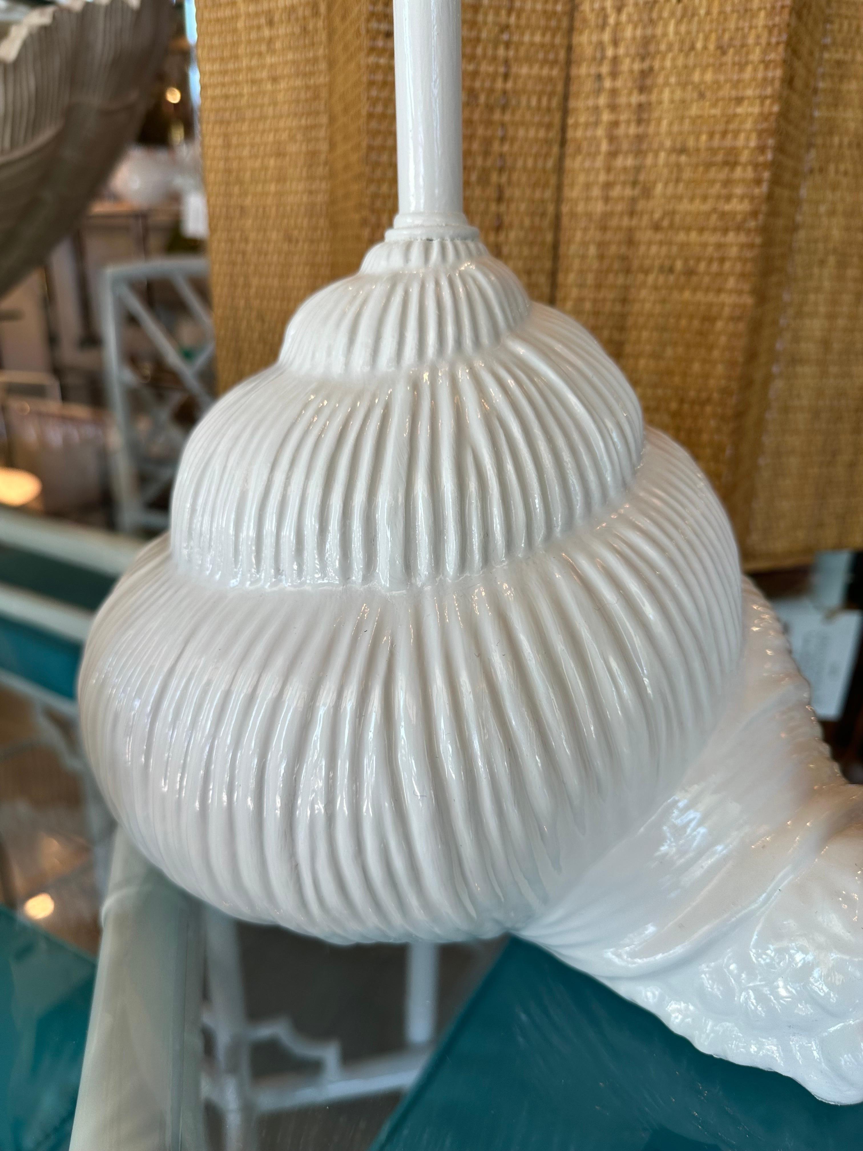 Paar weiße italienische Vintage-Keramik-Schnecken-Tischlampen aus Palm Beach, neu verdrahtet  (Italienisch) im Angebot