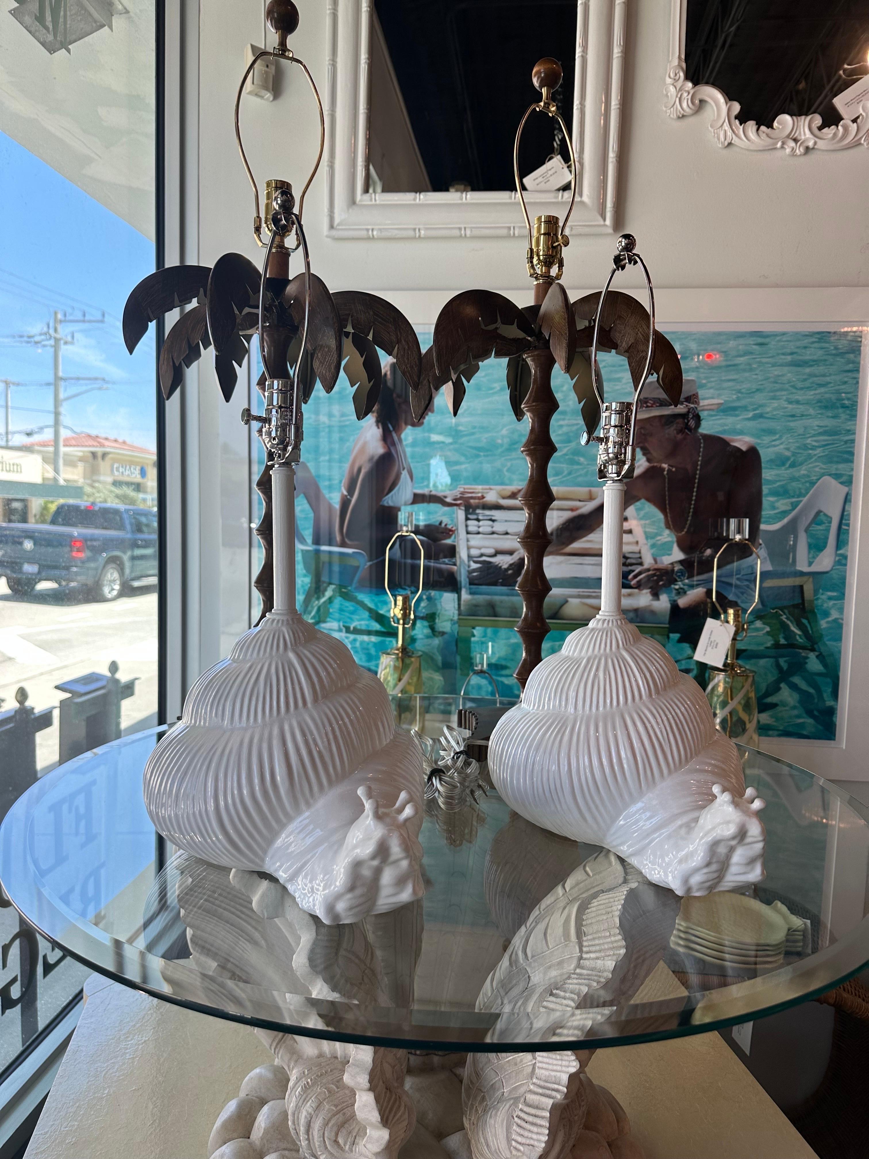 Paar weiße italienische Vintage-Keramik-Schnecken-Tischlampen aus Palm Beach, neu verdrahtet  im Angebot 2