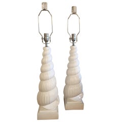 Vieille paire de lampes de table en platre laque blanc coquillage chrome lucite