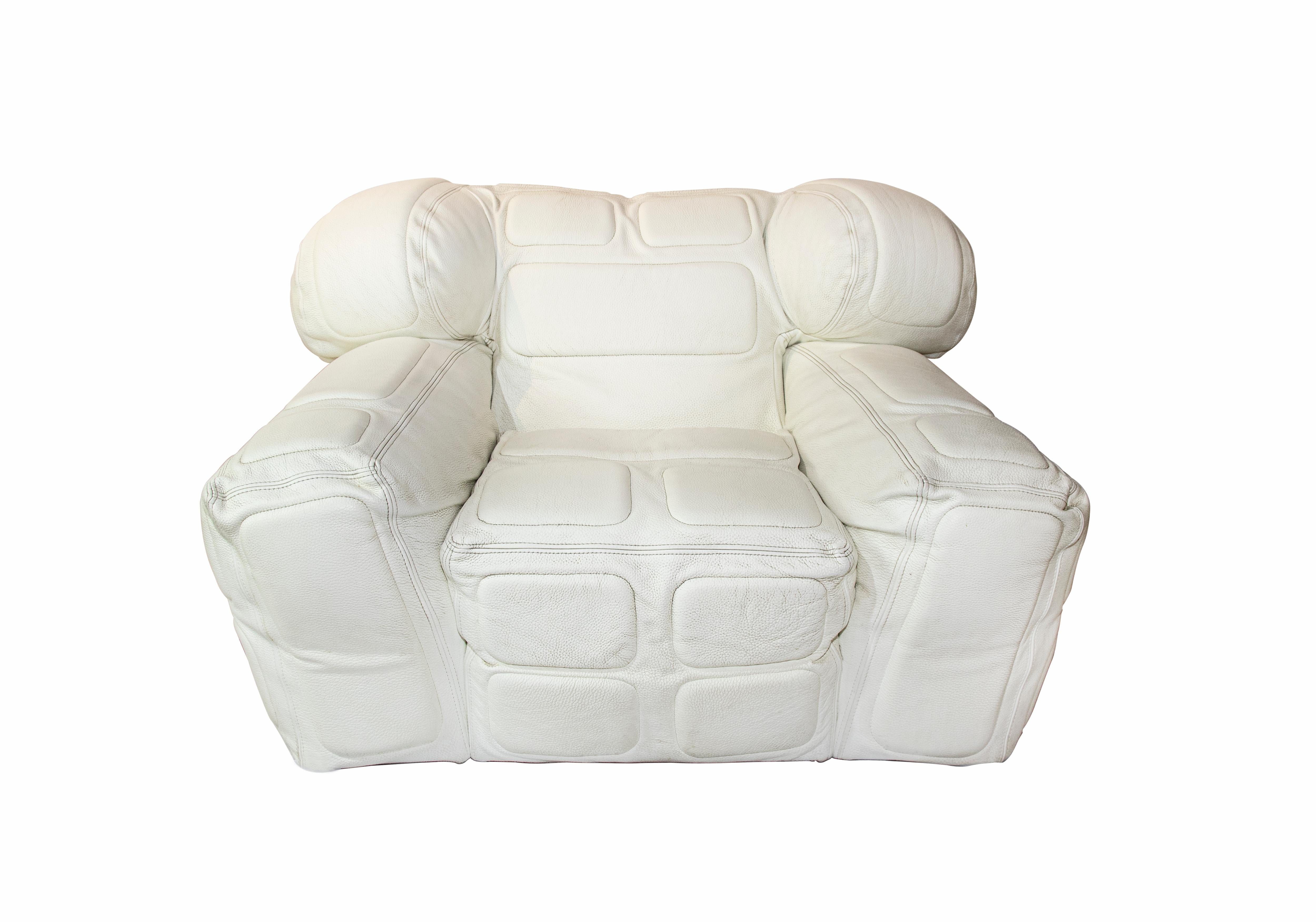 white armchairs is a piece designed by Arik Ben Simhon in 2002.

100% leather.

Very rare iconic pair of armchair of great success and popularity.

Arik Ben Simhon is an Israeli designer whose latest furniture collection was inspired by sports