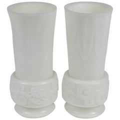 Vieille paire de vases en verre blanc de Pékin