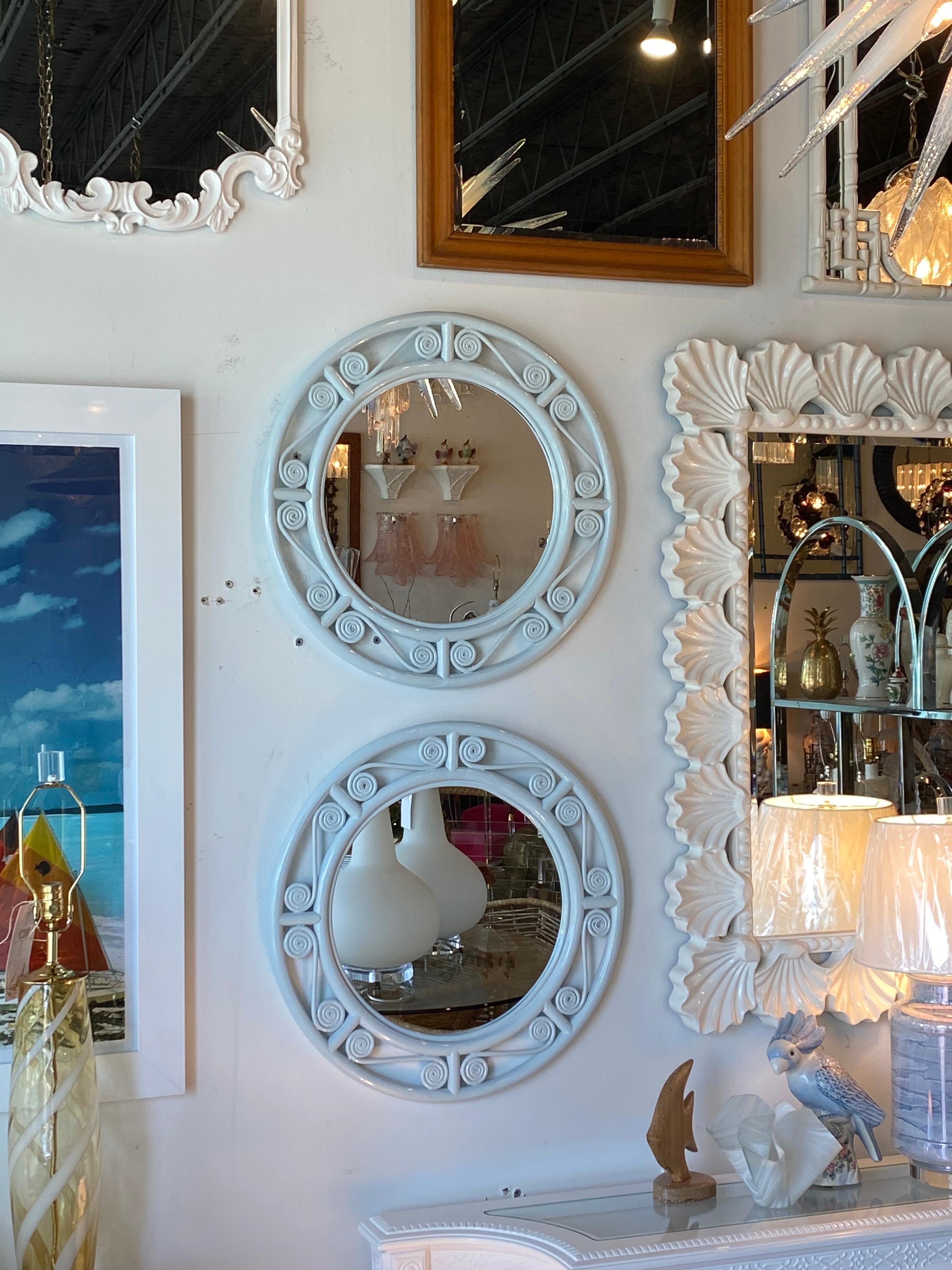 Paire de miroirs muraux ronds bleus clairs vintage en osier et rotin laqué roseau en vente 3