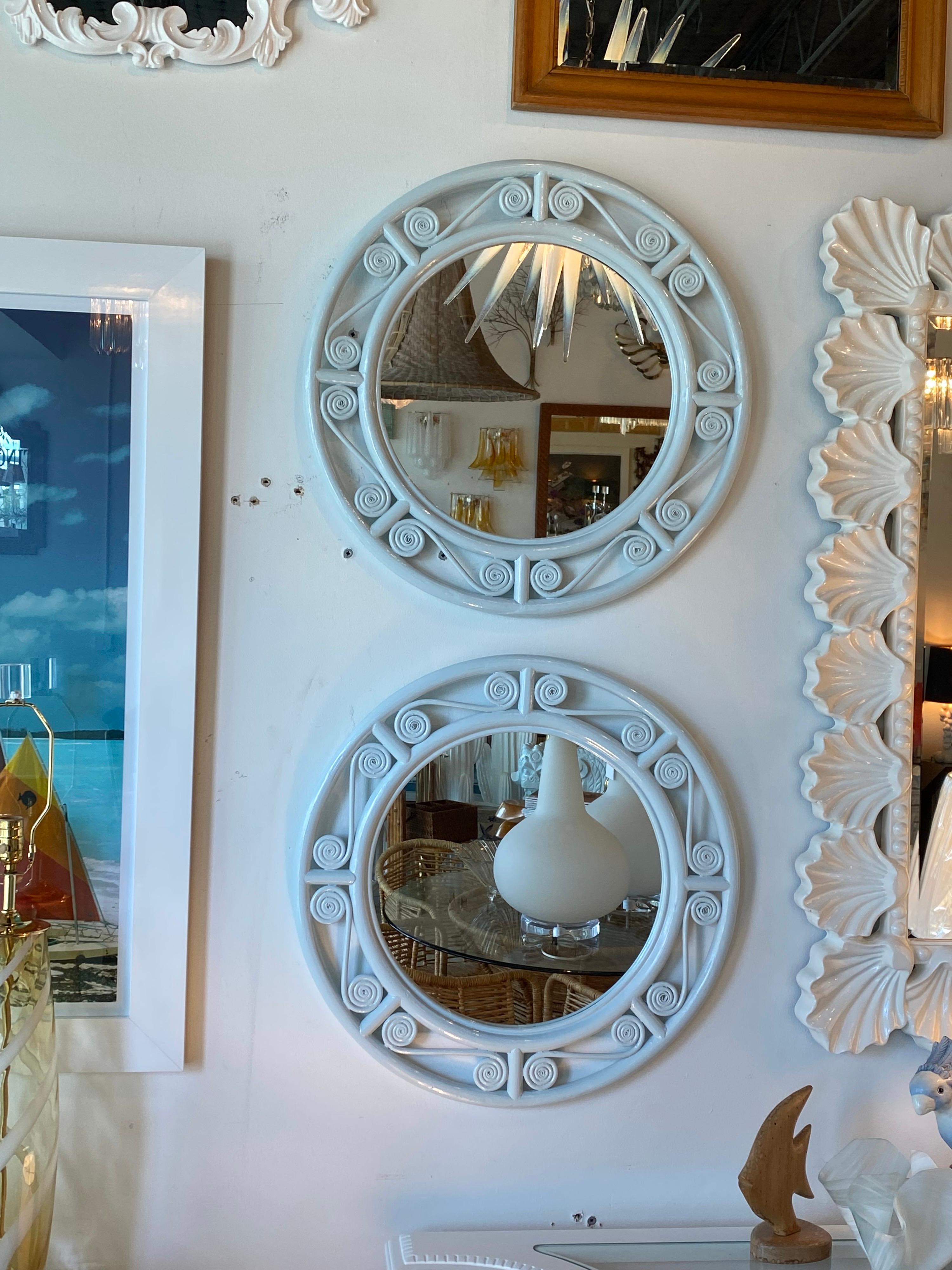 Paire de miroirs muraux ronds bleus clairs vintage en osier et rotin laqué roseau en vente 4