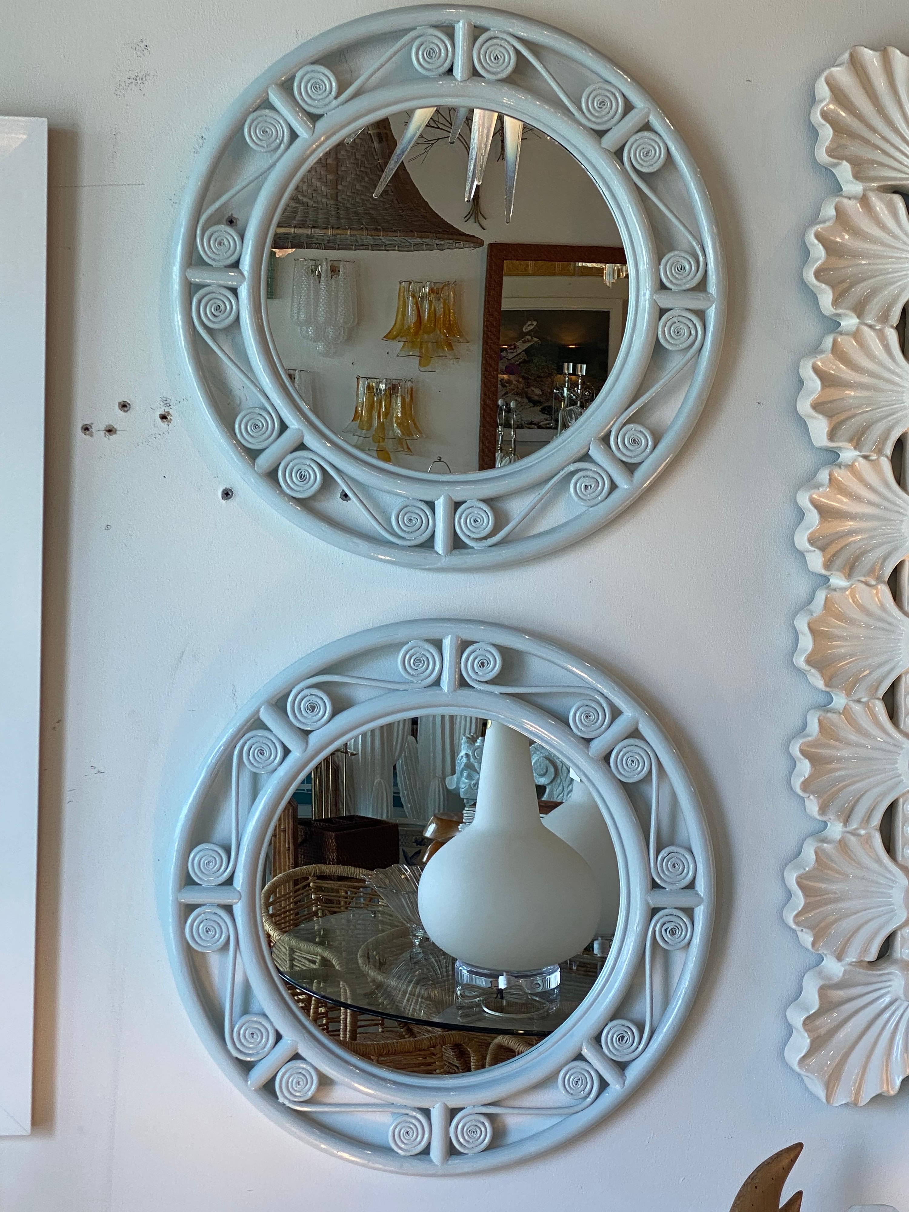 Paire de miroirs muraux ronds bleus clairs vintage en osier et rotin laqué roseau en vente 6