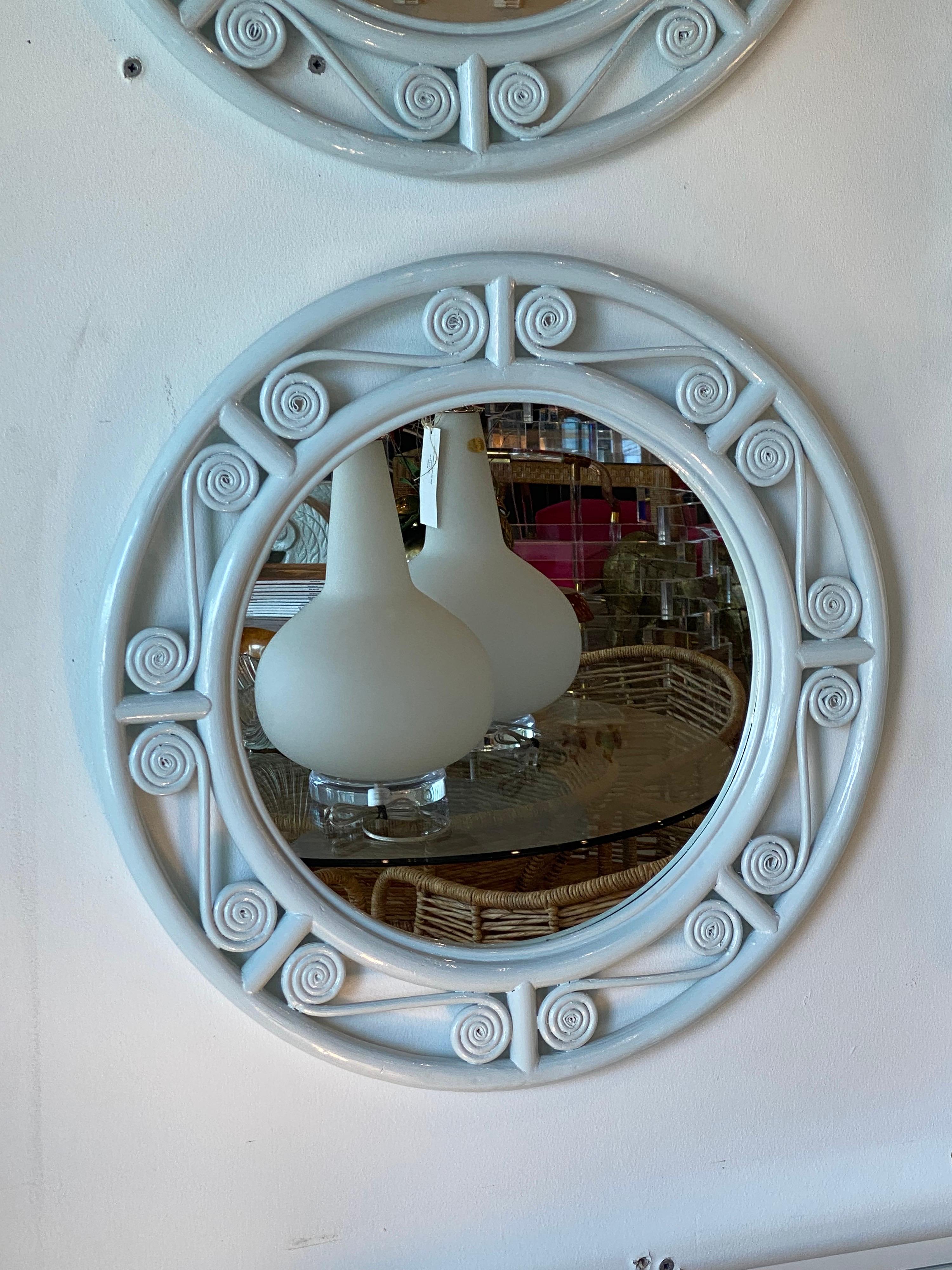Hollywood Regency Paire de miroirs muraux ronds bleus clairs vintage en osier et rotin laqué roseau en vente