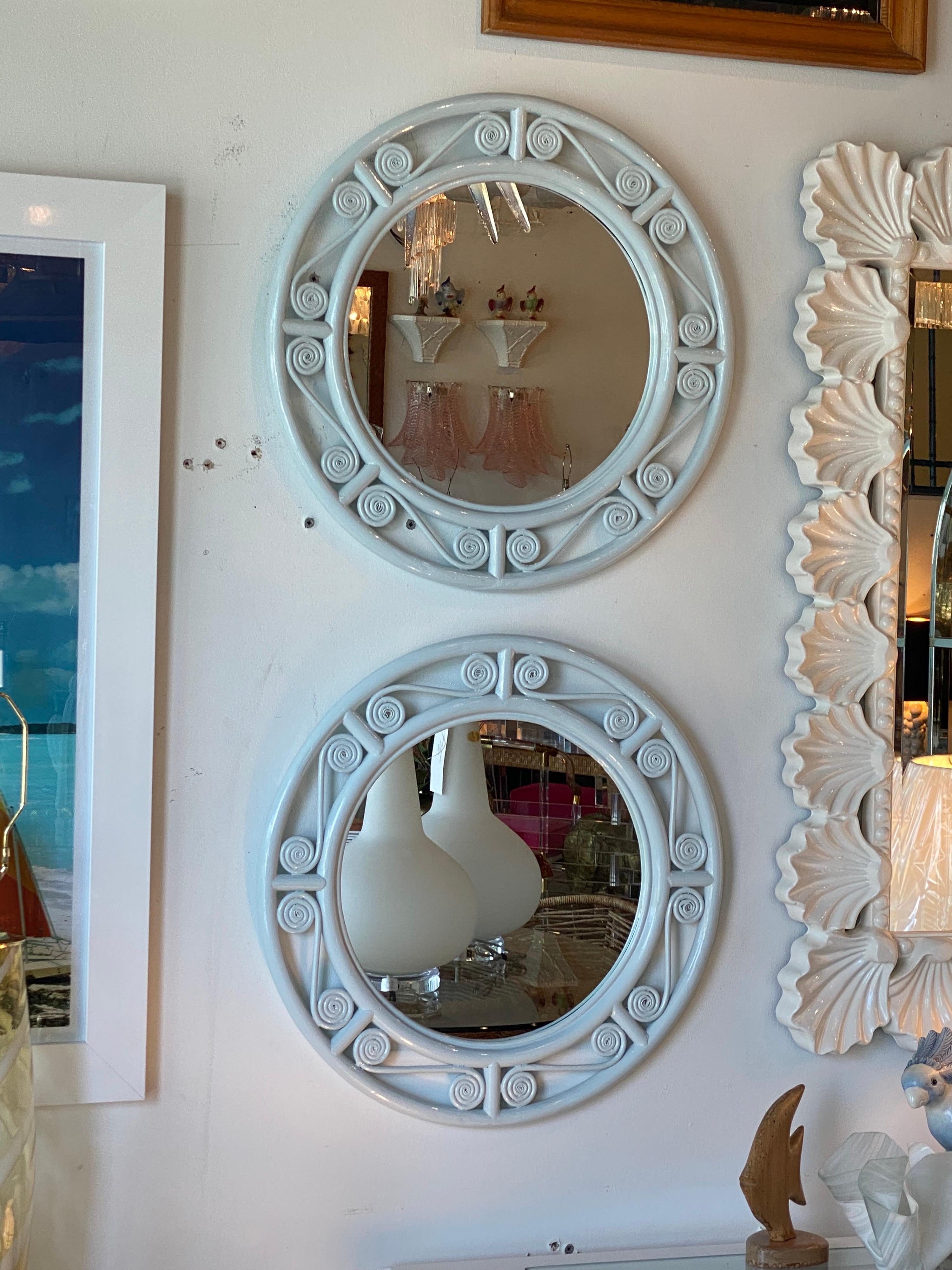 Paire de miroirs muraux ronds bleus clairs vintage en osier et rotin laqué roseau Bon état - En vente à West Palm Beach, FL