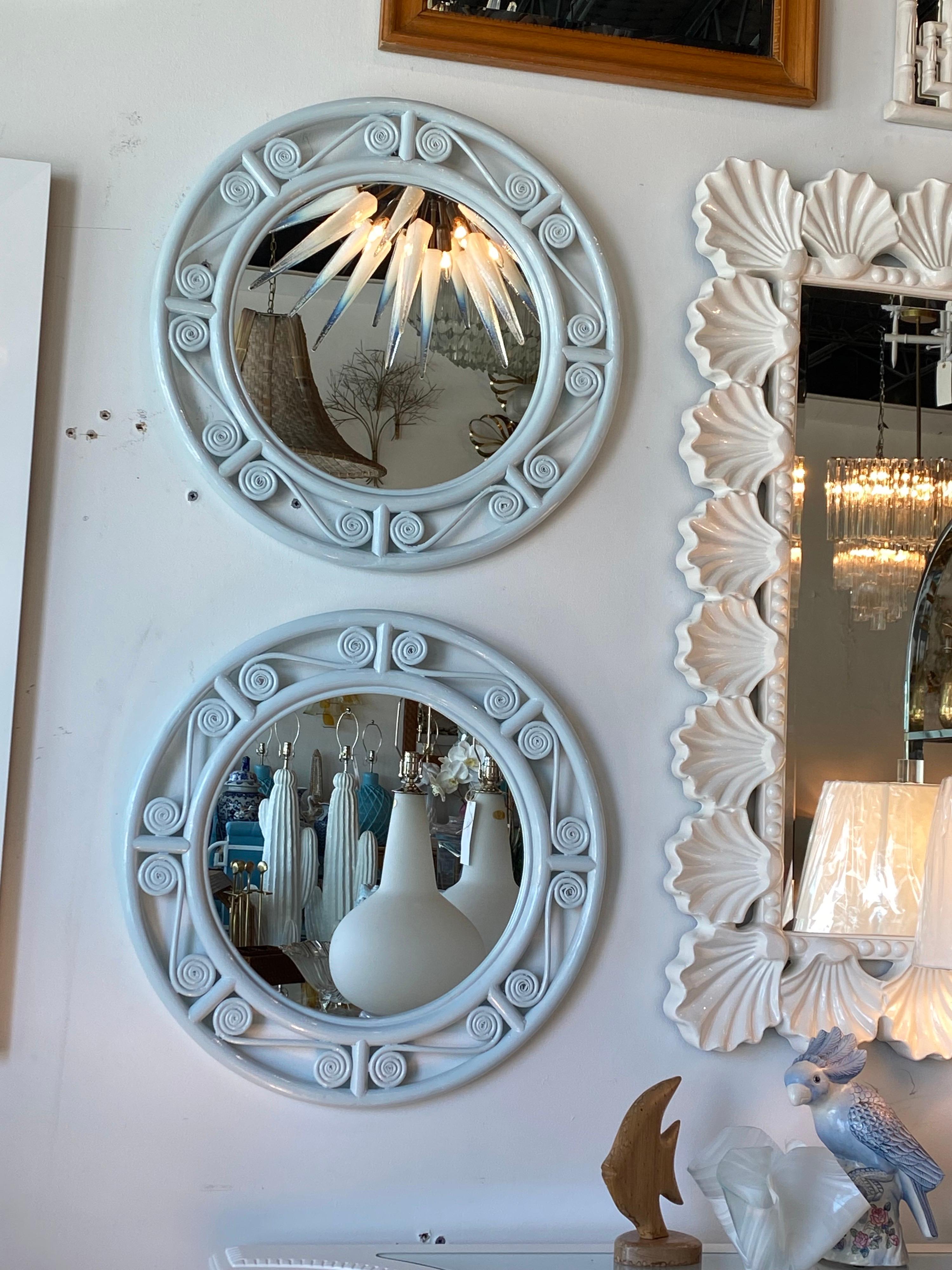 Fin du 20e siècle Paire de miroirs muraux ronds bleus clairs vintage en osier et rotin laqué roseau en vente