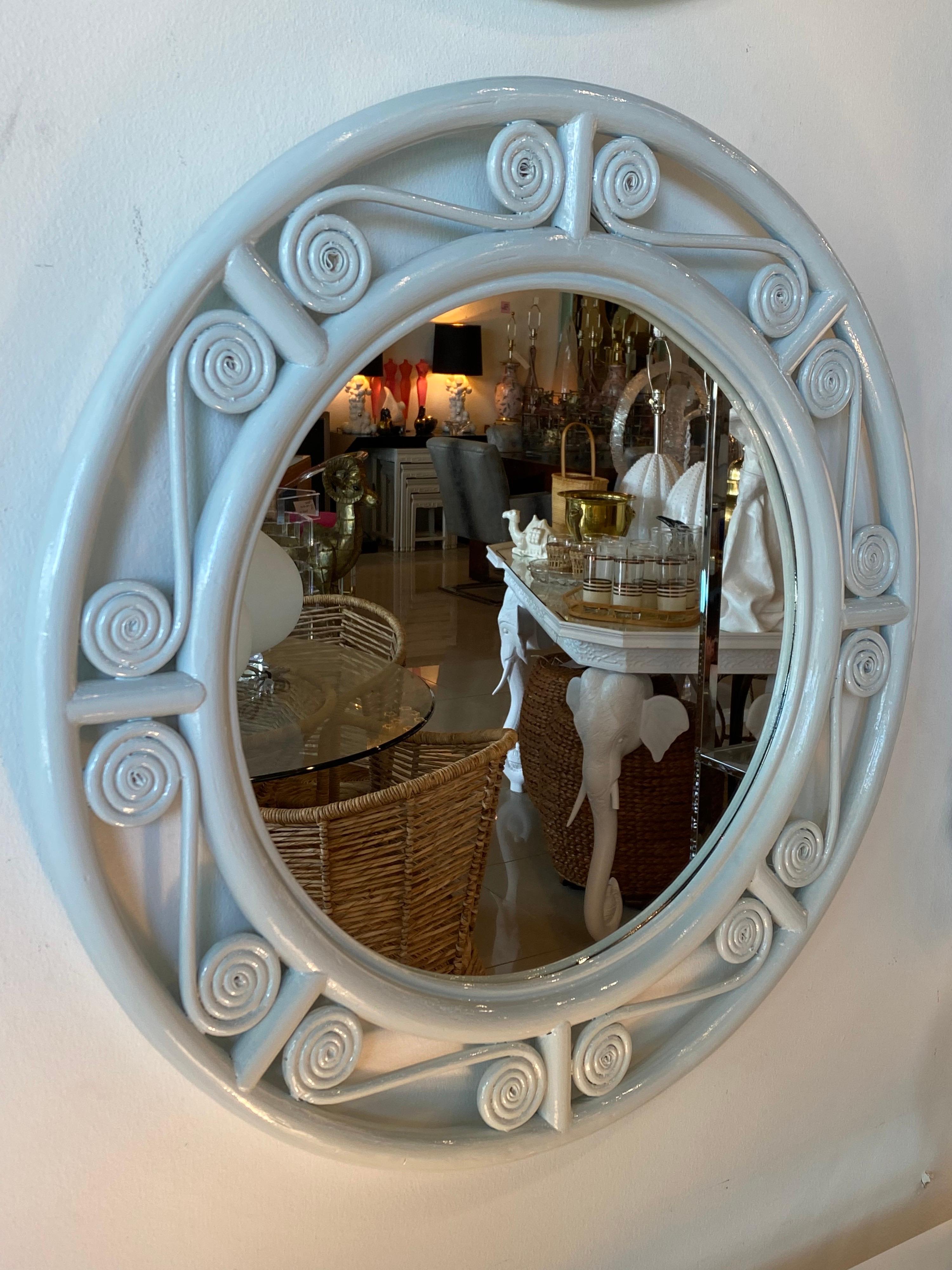 Laque Paire de miroirs muraux ronds bleus clairs vintage en osier et rotin laqué roseau en vente