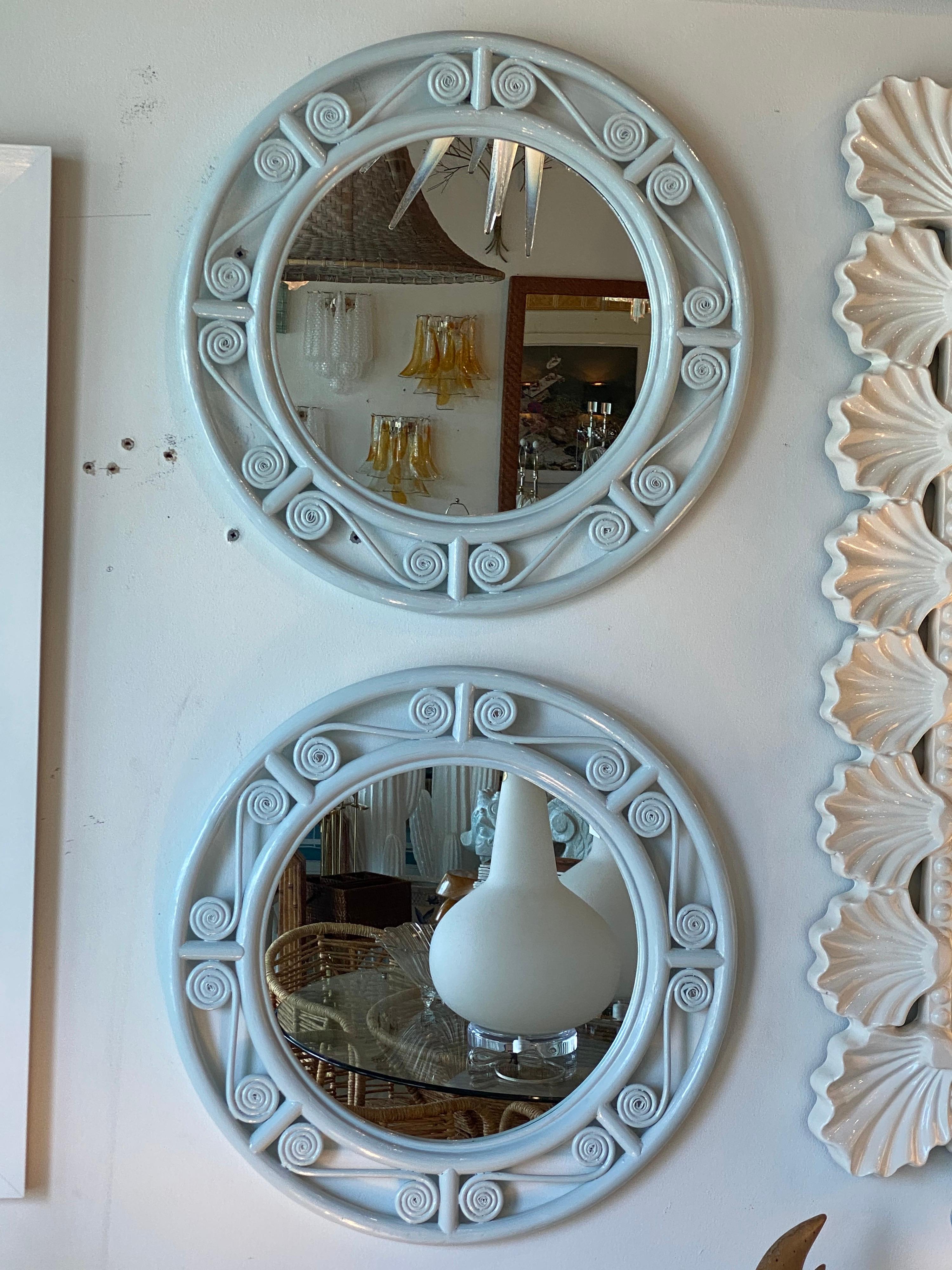 Paire de miroirs muraux ronds bleus clairs vintage en osier et rotin laqué roseau en vente 1