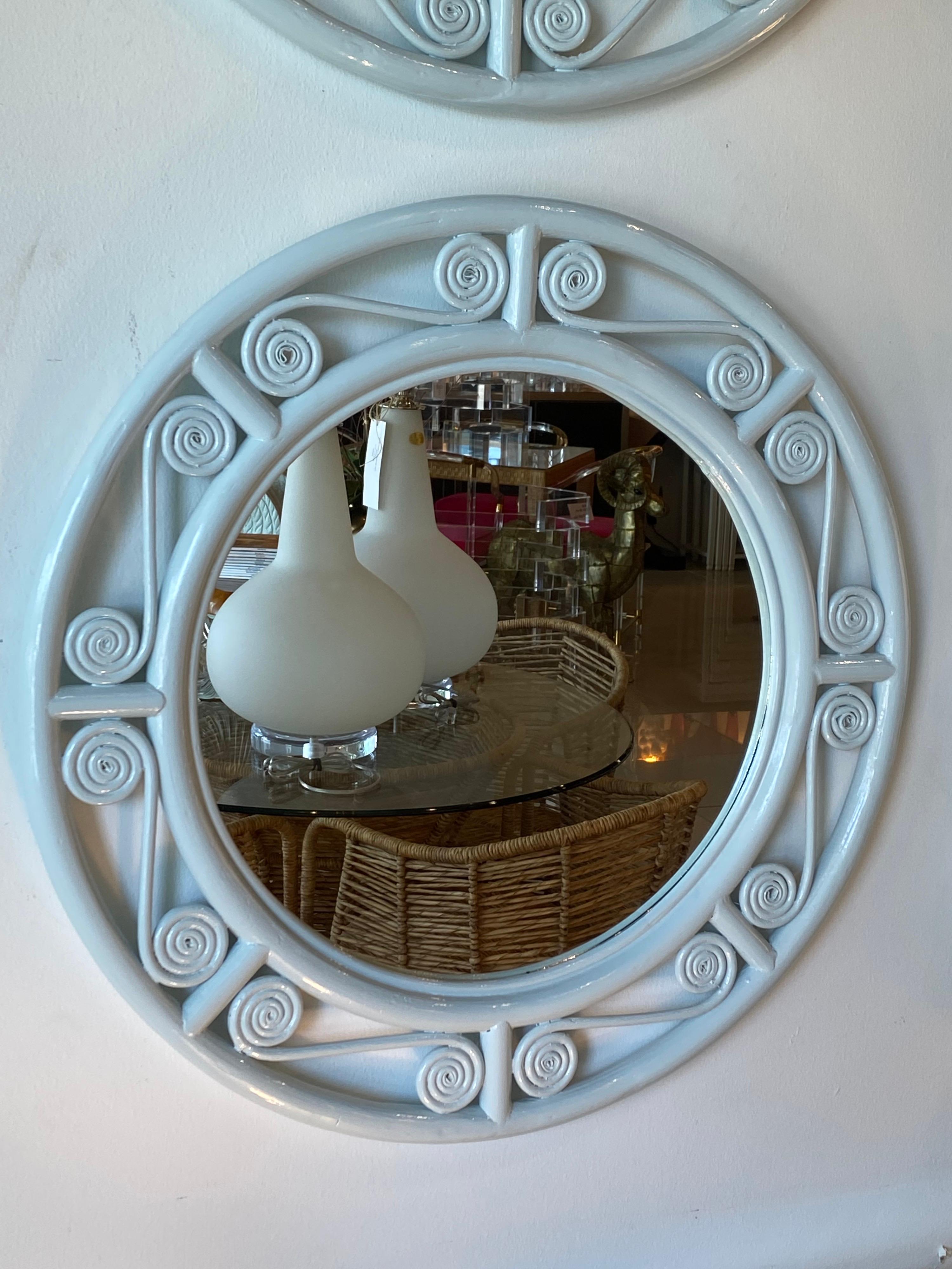 Paire de miroirs muraux ronds bleus clairs vintage en osier et rotin laqué roseau en vente 2