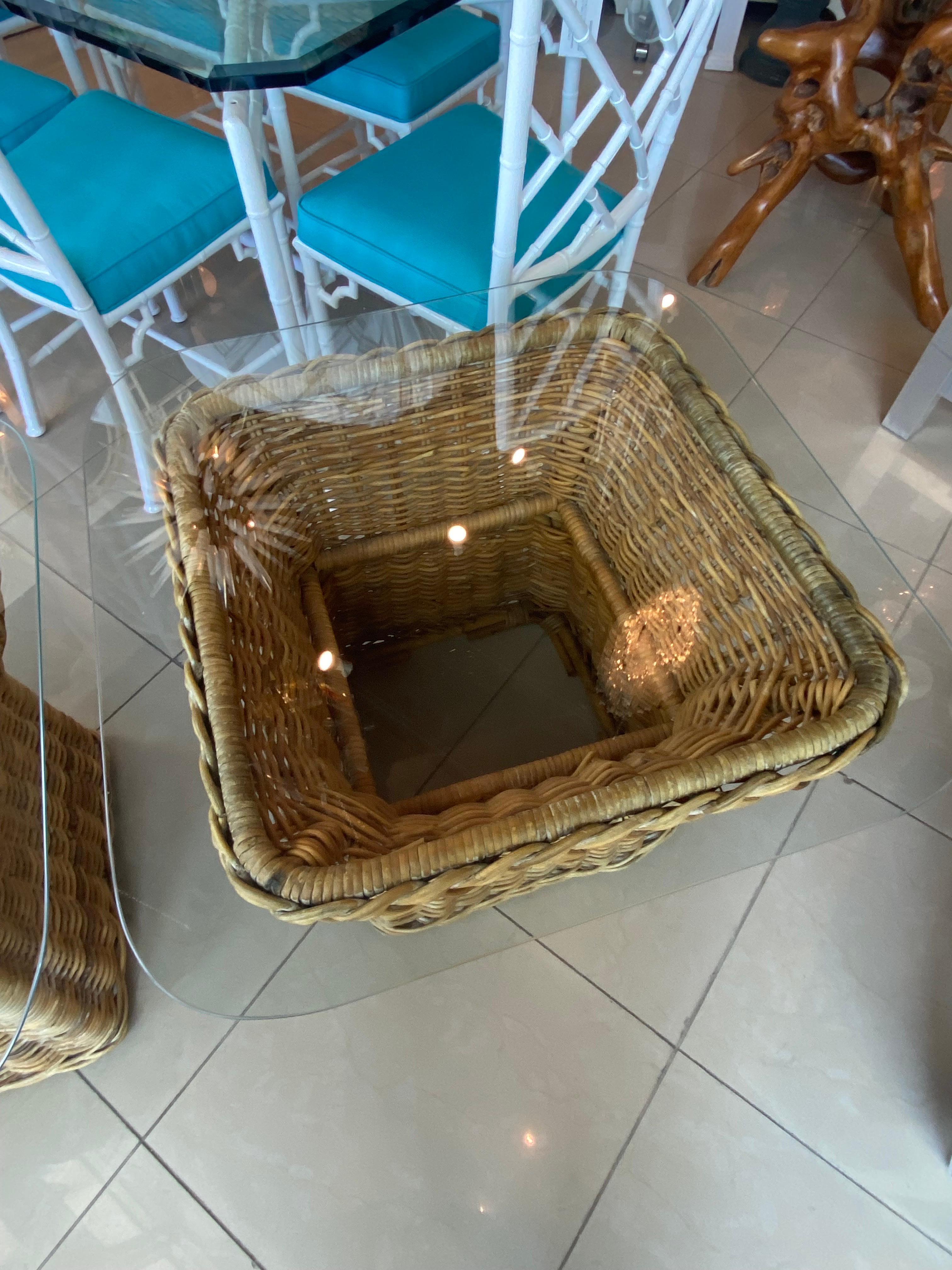 Américain Paire de tables d'appoint vintage en osier tressé avec plateau en verre, neuves en vente