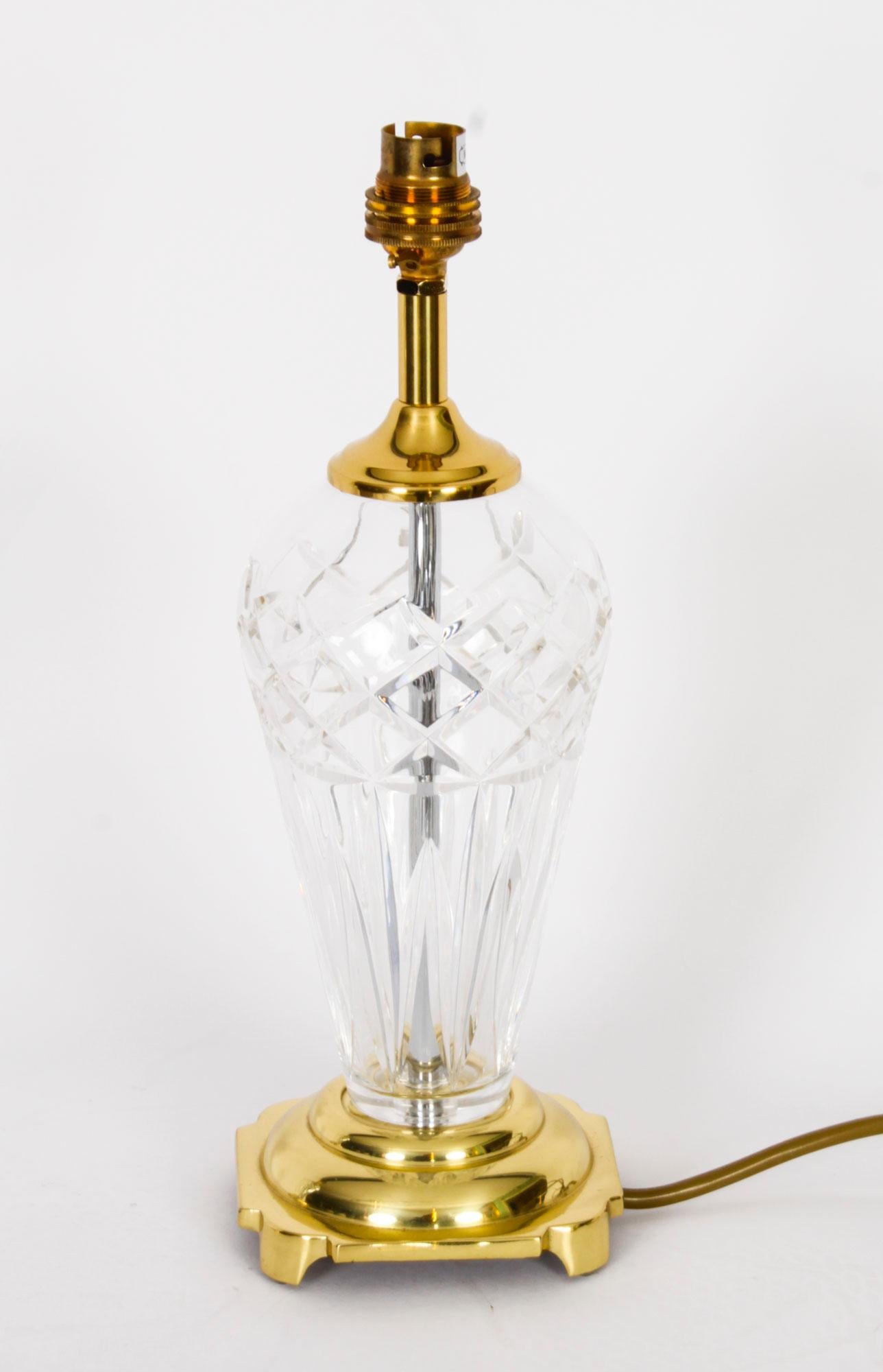 Dies ist ein beeindruckendes Paar Vintage 'Windsor' Waterford Stil geschliffenem Kristallglas Tischlampen,  Ende des 20. Jahrhunderts.

Jede Leuchte hat eine klassisch geschwungene Balusterform mit Diamantschliffmuster  und steht auf einem gestuften