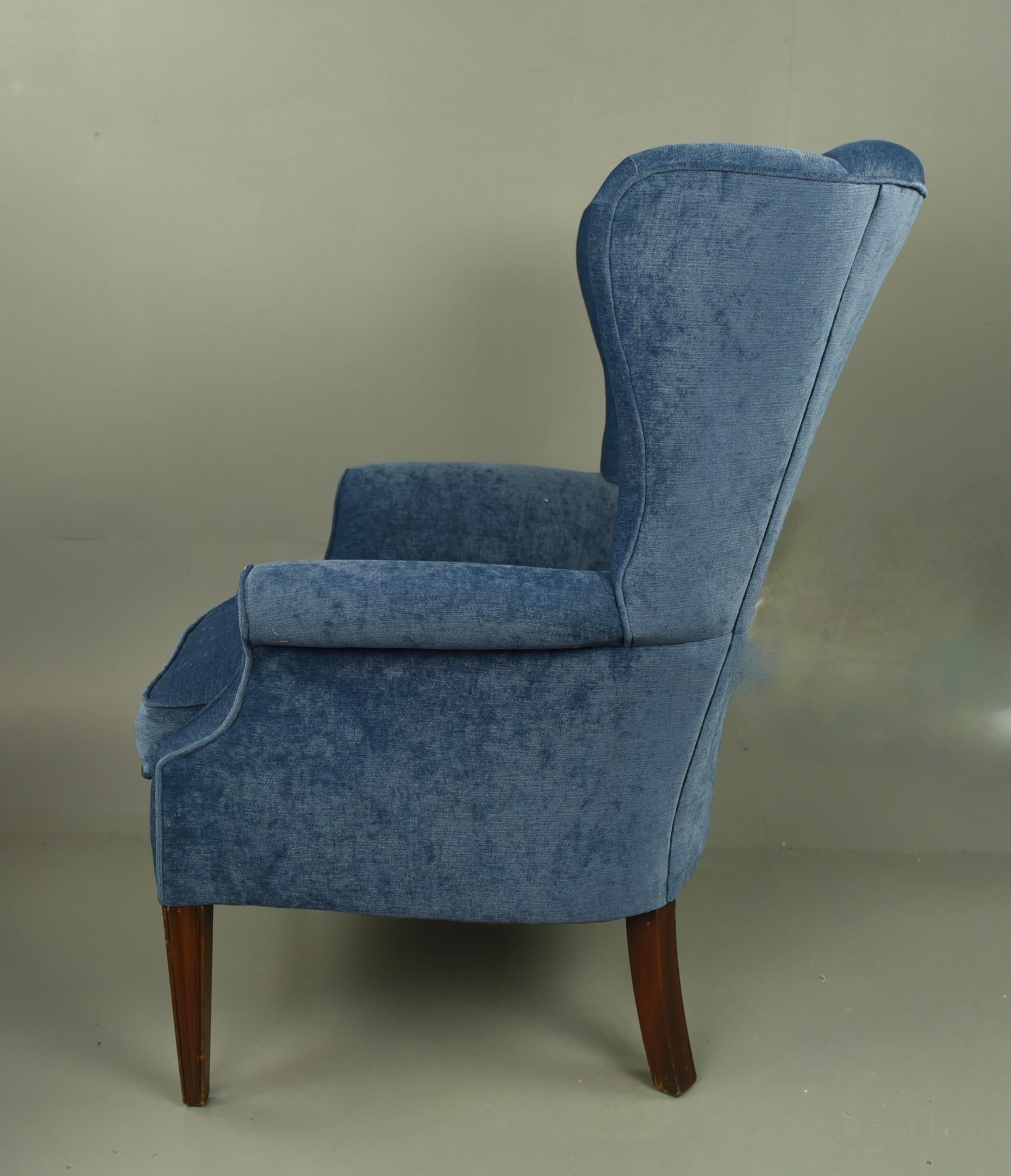 American Colonial Vintage pair of wingback chairs by Kittinger For Sale