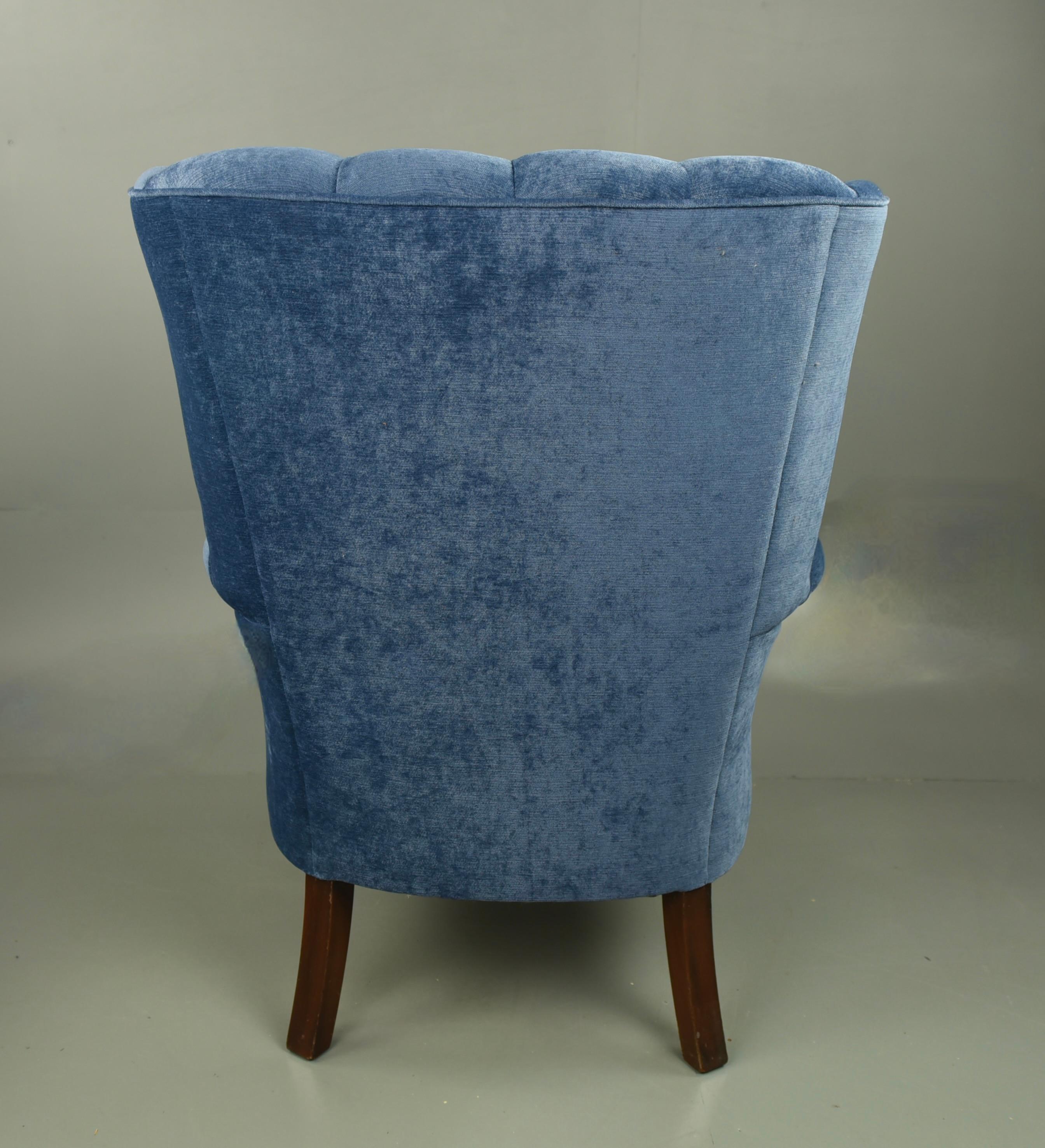American Vintage pair of wingback chairs by Kittinger For Sale