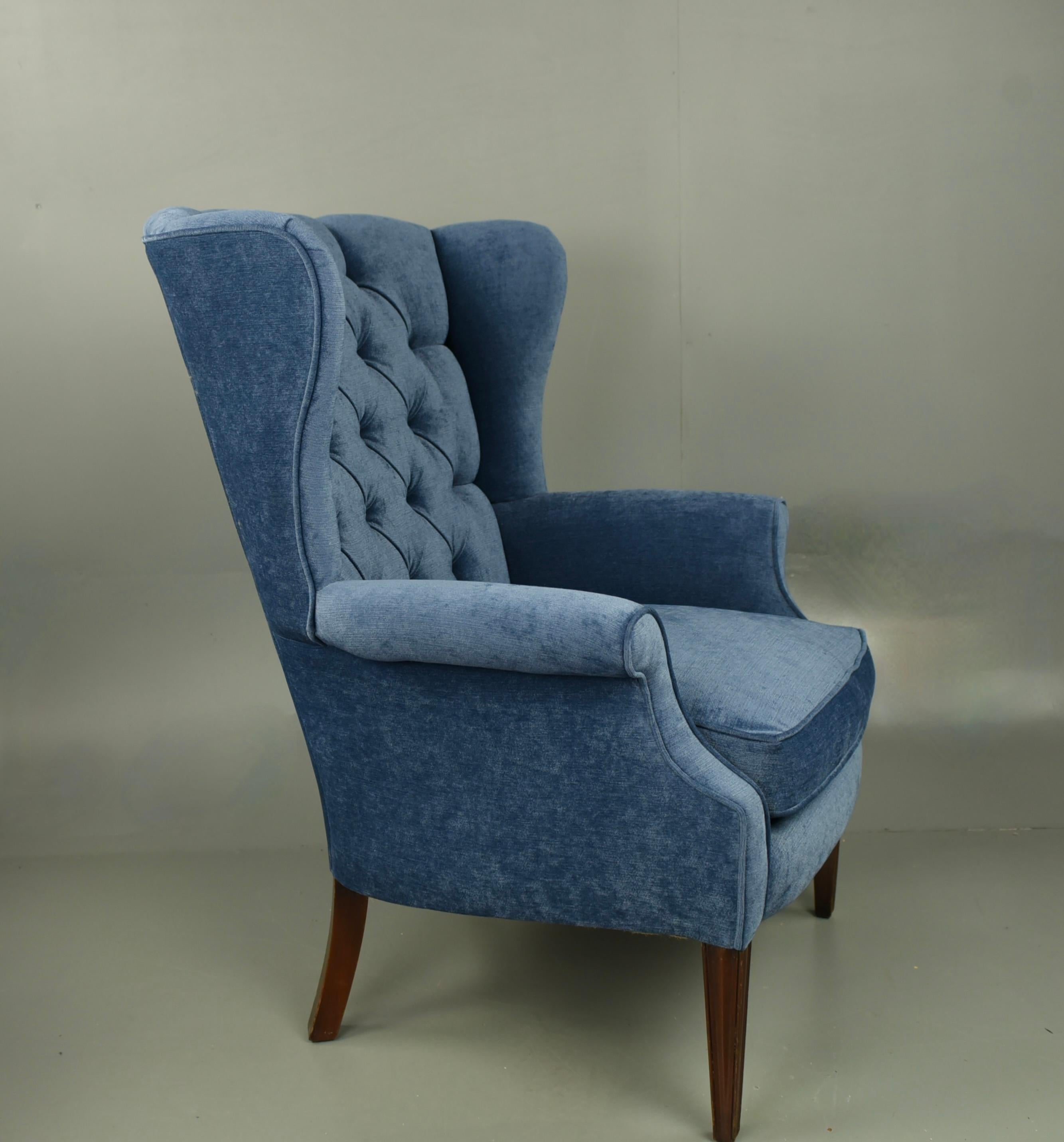 Vintage pair of wingback chairs by Kittinger In Good Condition For Sale In Chelmsford, GB