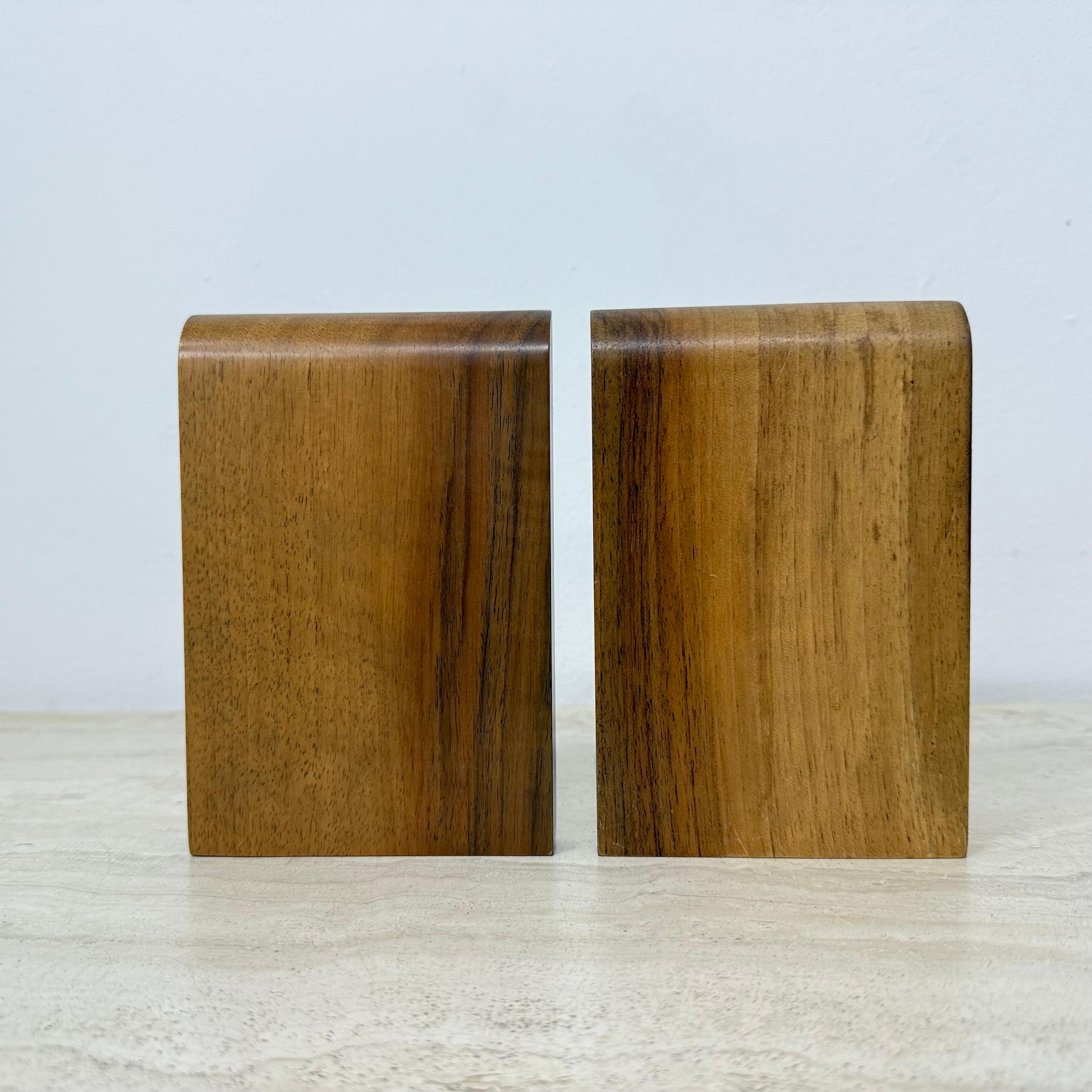 Paar Vintage-Buchstützen aus Holz, 1970er-Jahre im Angebot 1