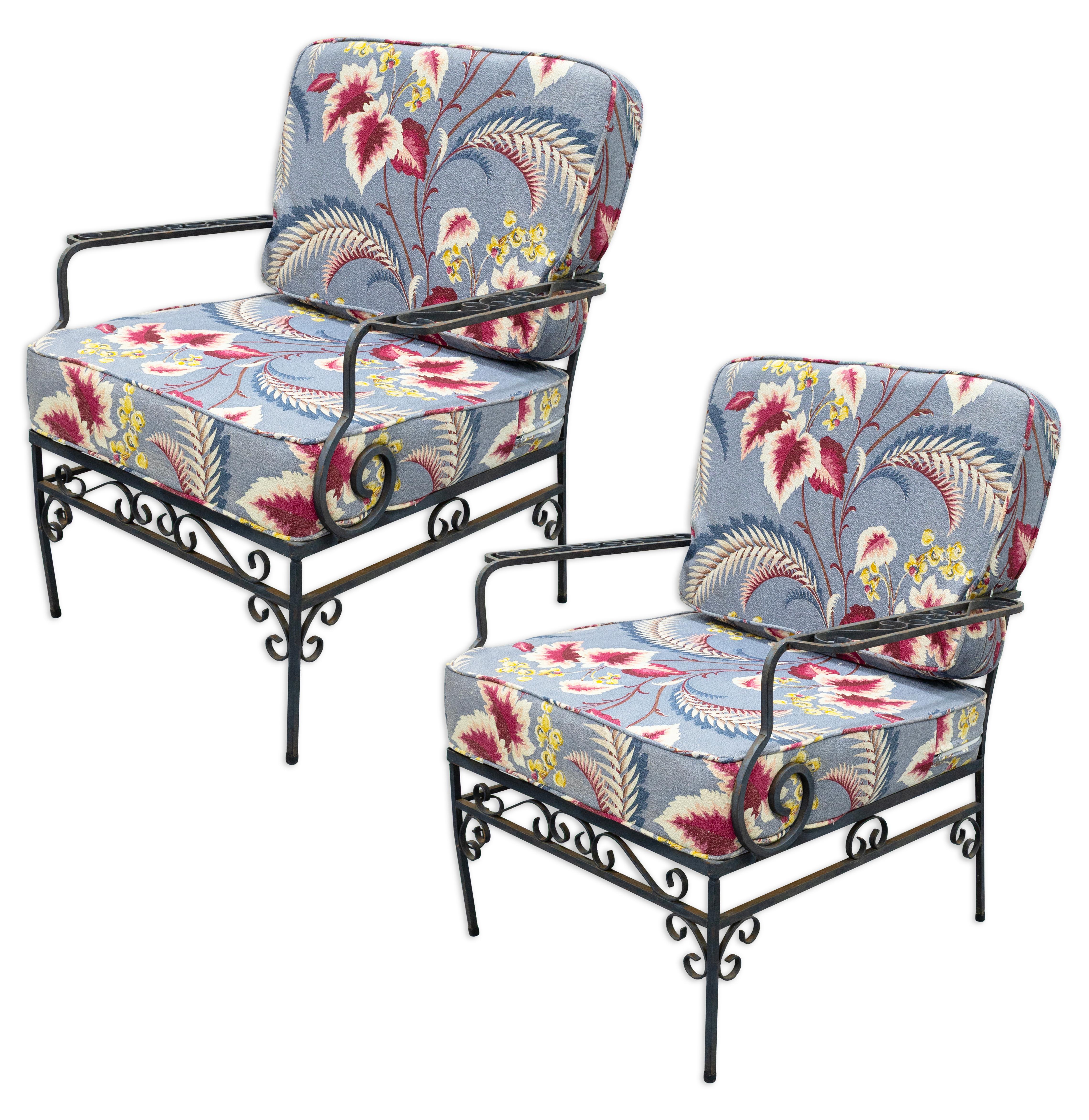 Questa sorprendente coppia di poltrone da patio della stimata Collection's Woodard unisce un'artigianalità senza tempo a un'audace fantasia floreale. Ogni sedia presenta un'elegante struttura in ferro battuto con intricati dettagli a voluta sui