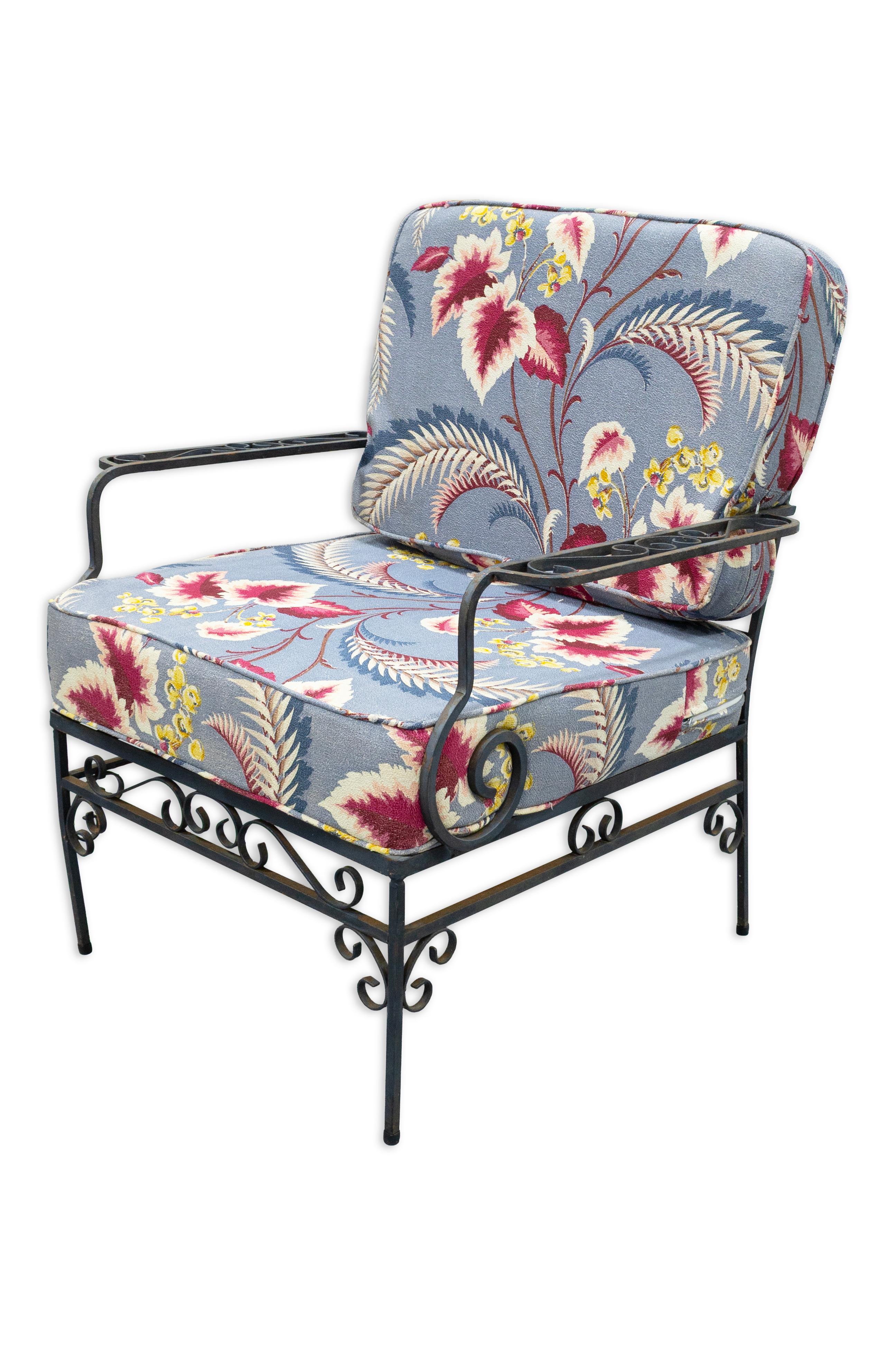 Mid-Century moderno Coppia di poltrone da patio in ferro battuto della collezione Woodard con cuscini floreali in vendita