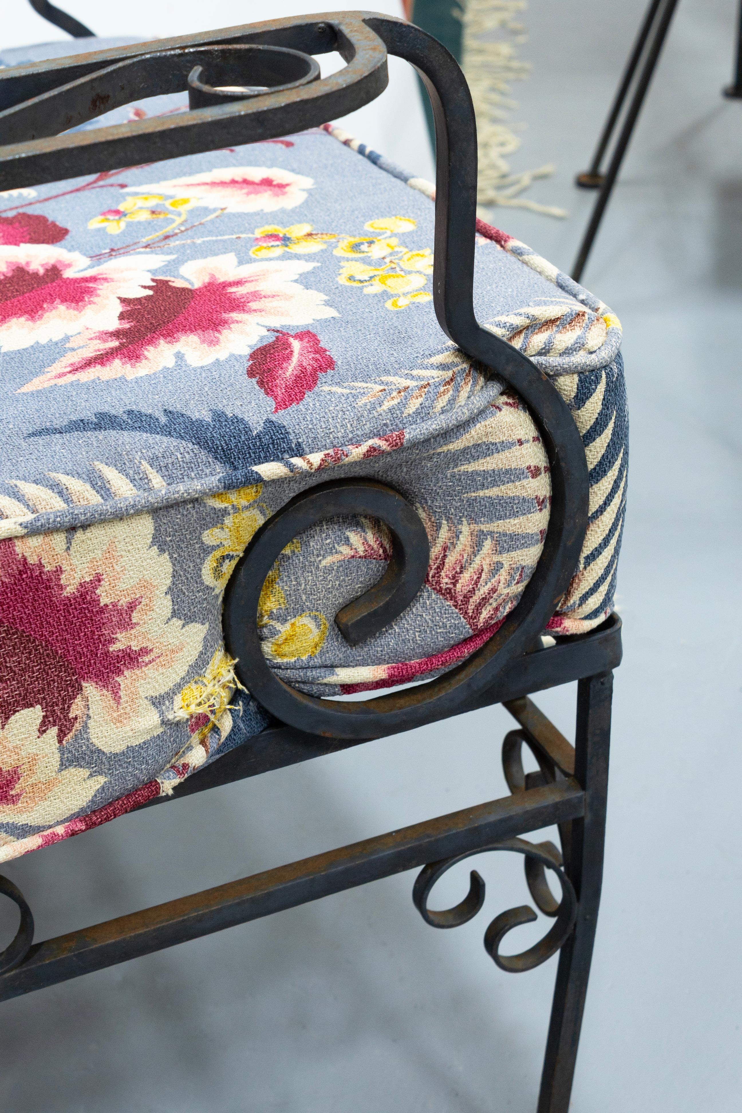 Coppia di poltrone da patio in ferro battuto della collezione Woodard con cuscini floreali in vendita 2