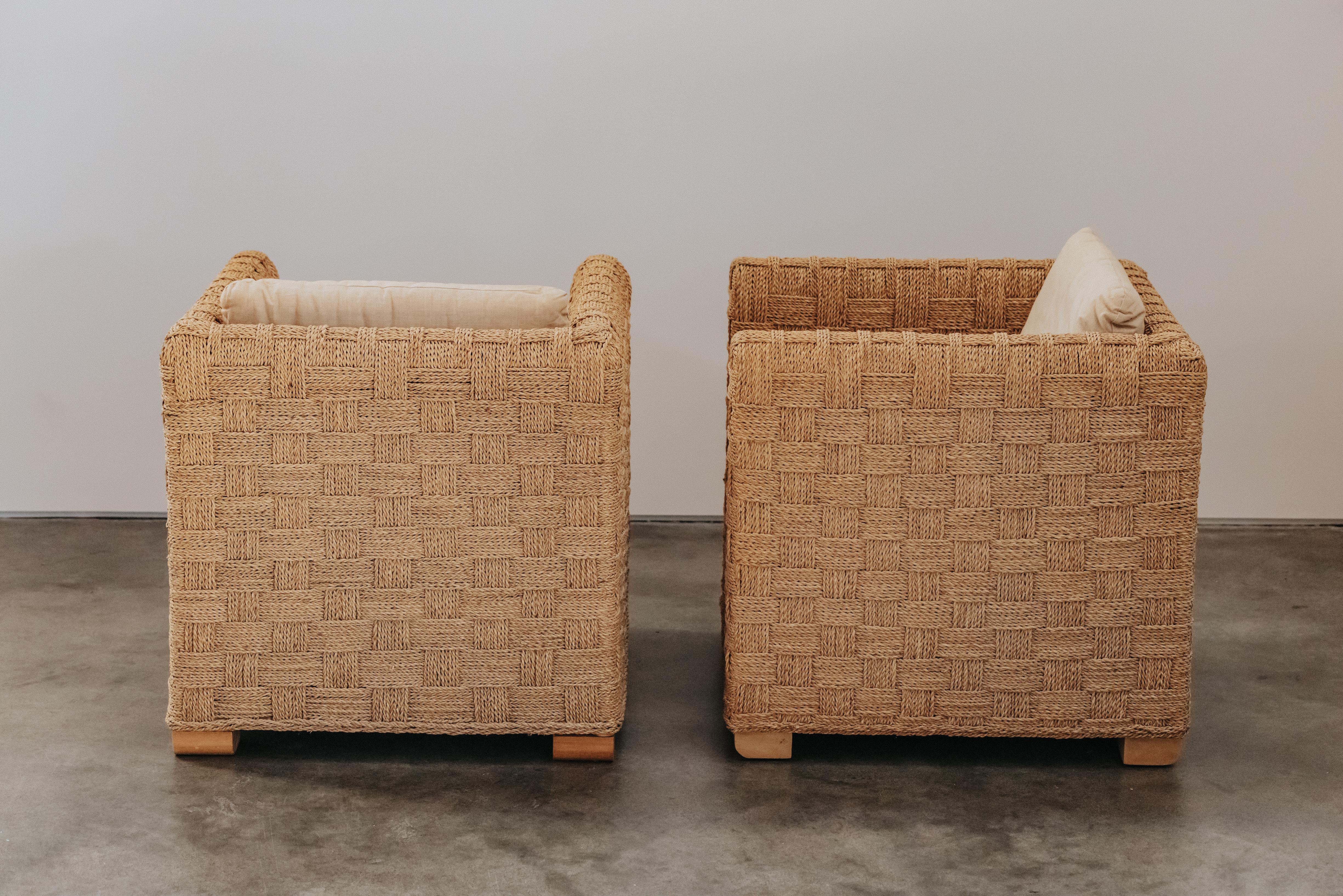 Vintage Pair of Woven Lounge Chairs aus Frankreich, CIRCA 1970.  Schönes, komfortables Modell in gutem Zustand.
