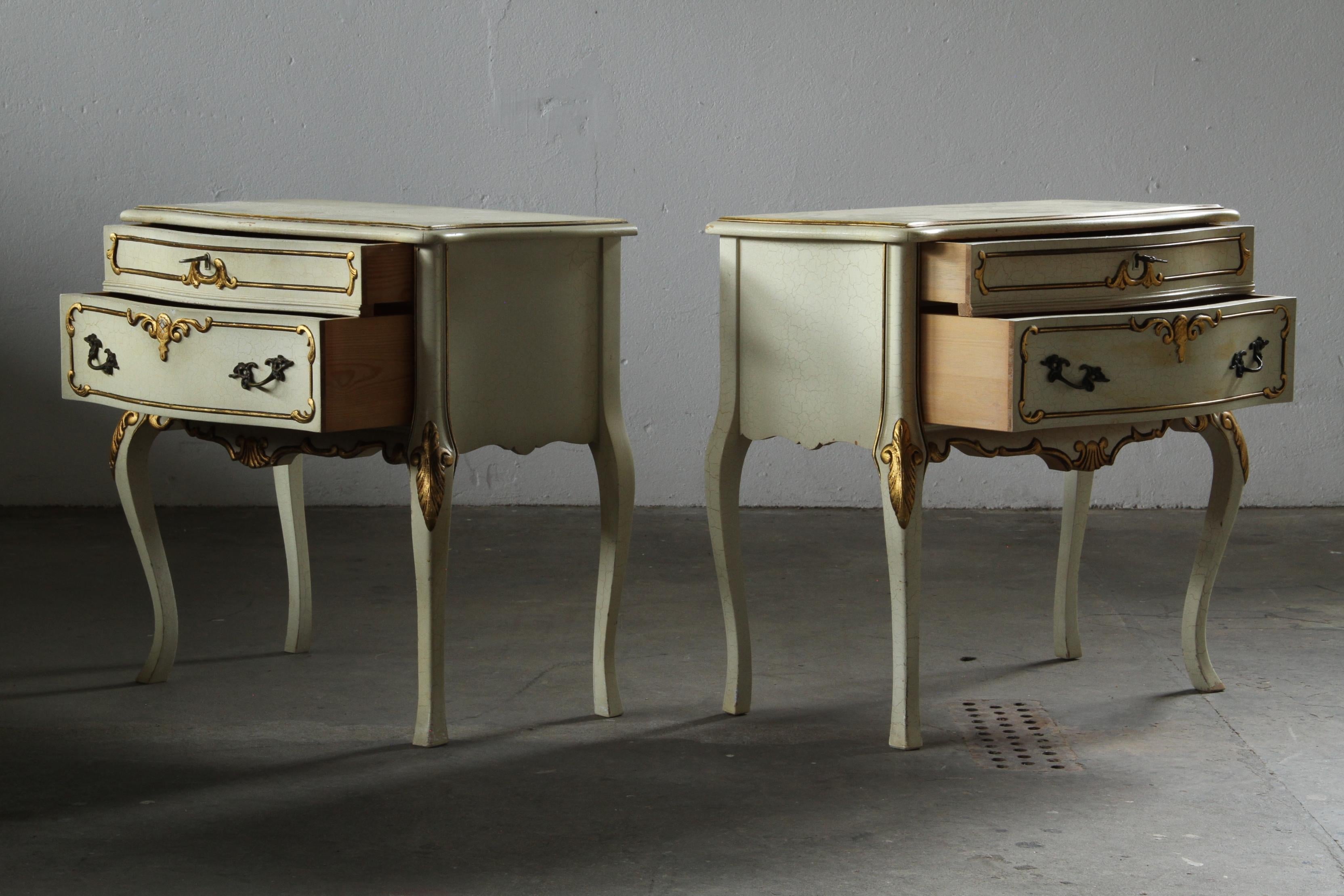 Coppia di Comodini in stile barocco veneziano del XX secolo in legno verniciato in vendita 4