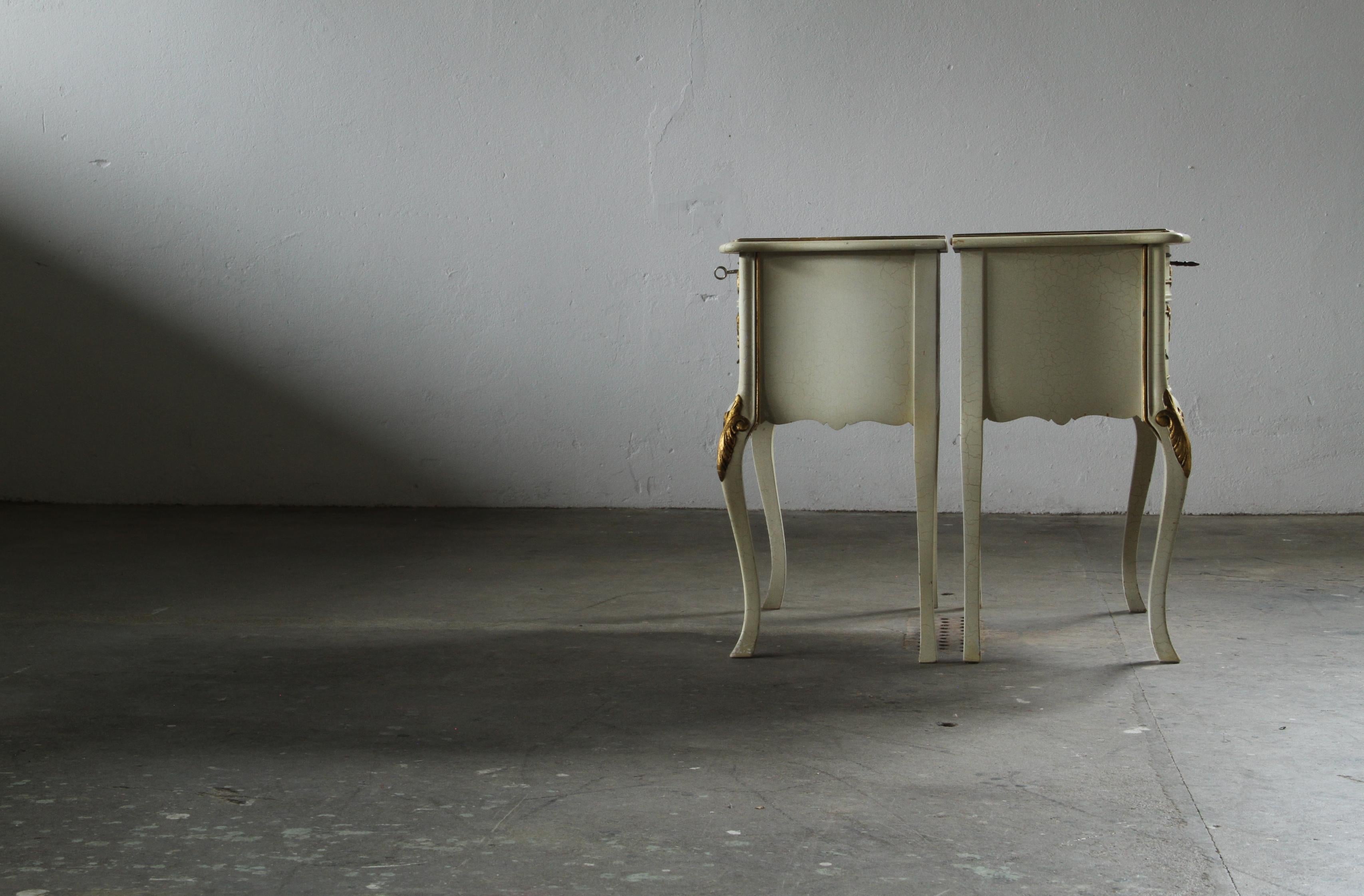 Coppia di Comodini in stile barocco veneziano del XX secolo in legno verniciato in vendita 5