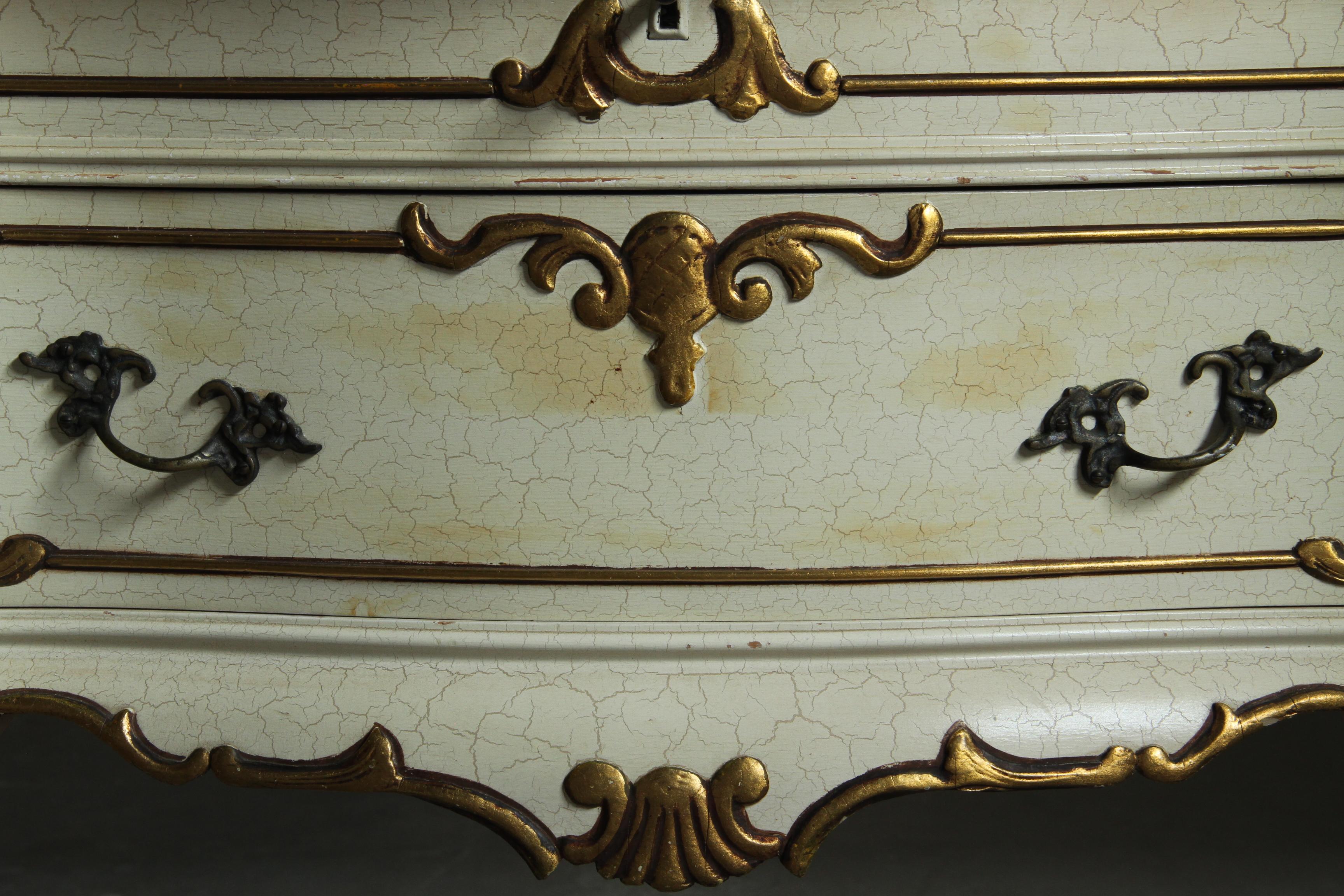 Coppia di Comodini in stile barocco veneziano del XX secolo in legno verniciato in vendita 7