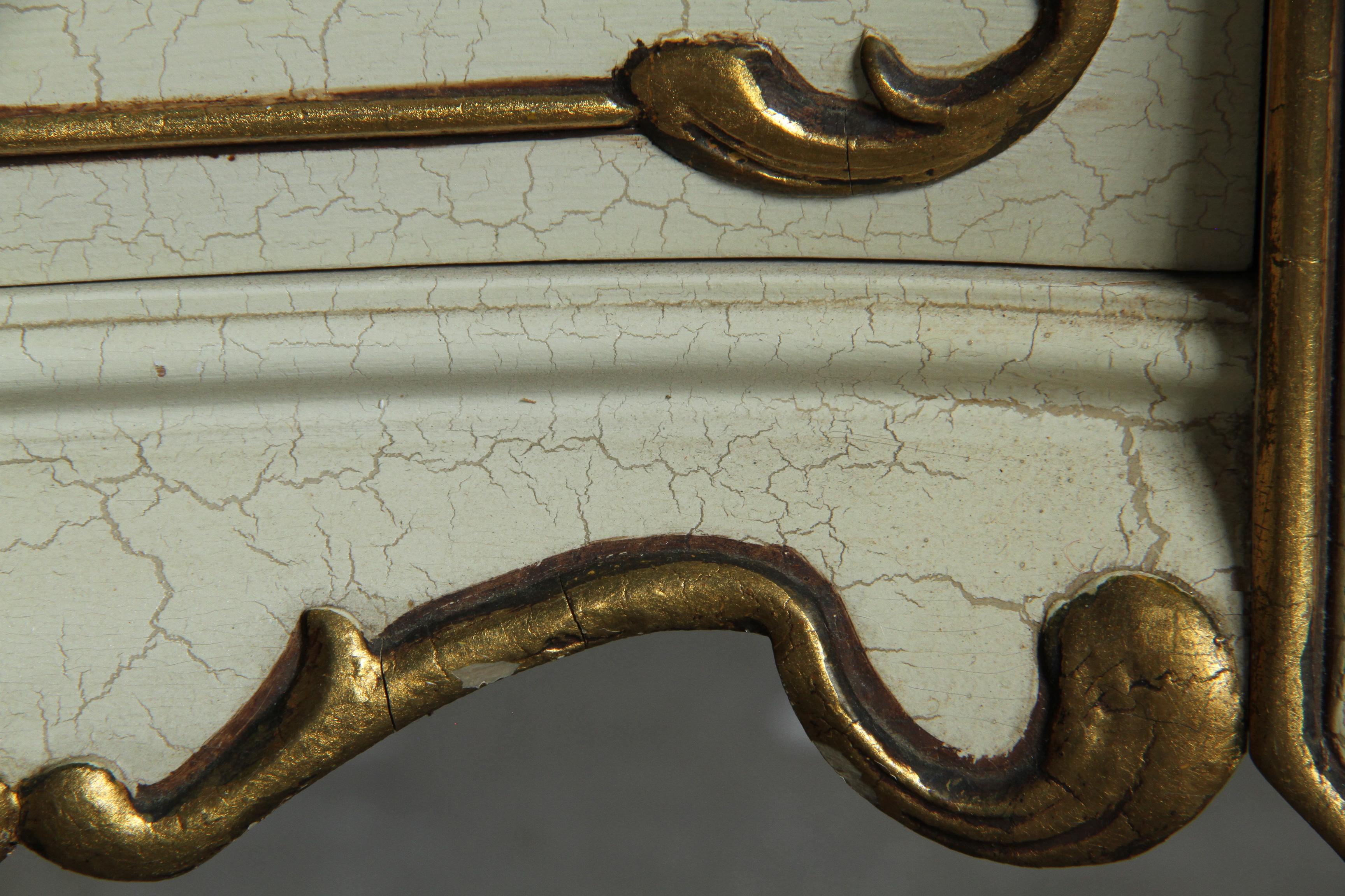 Coppia di Comodini in stile barocco veneziano del XX secolo in legno verniciato in vendita 9