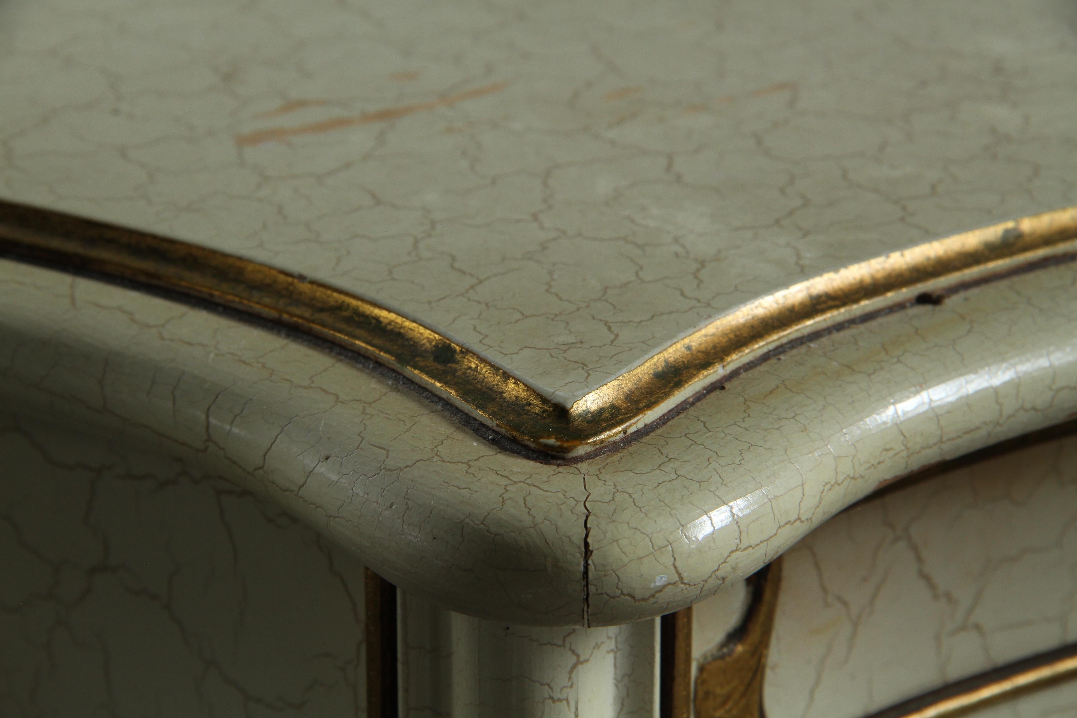 Coppia di Comodini in stile barocco veneziano del XX secolo in legno verniciato in vendita 10