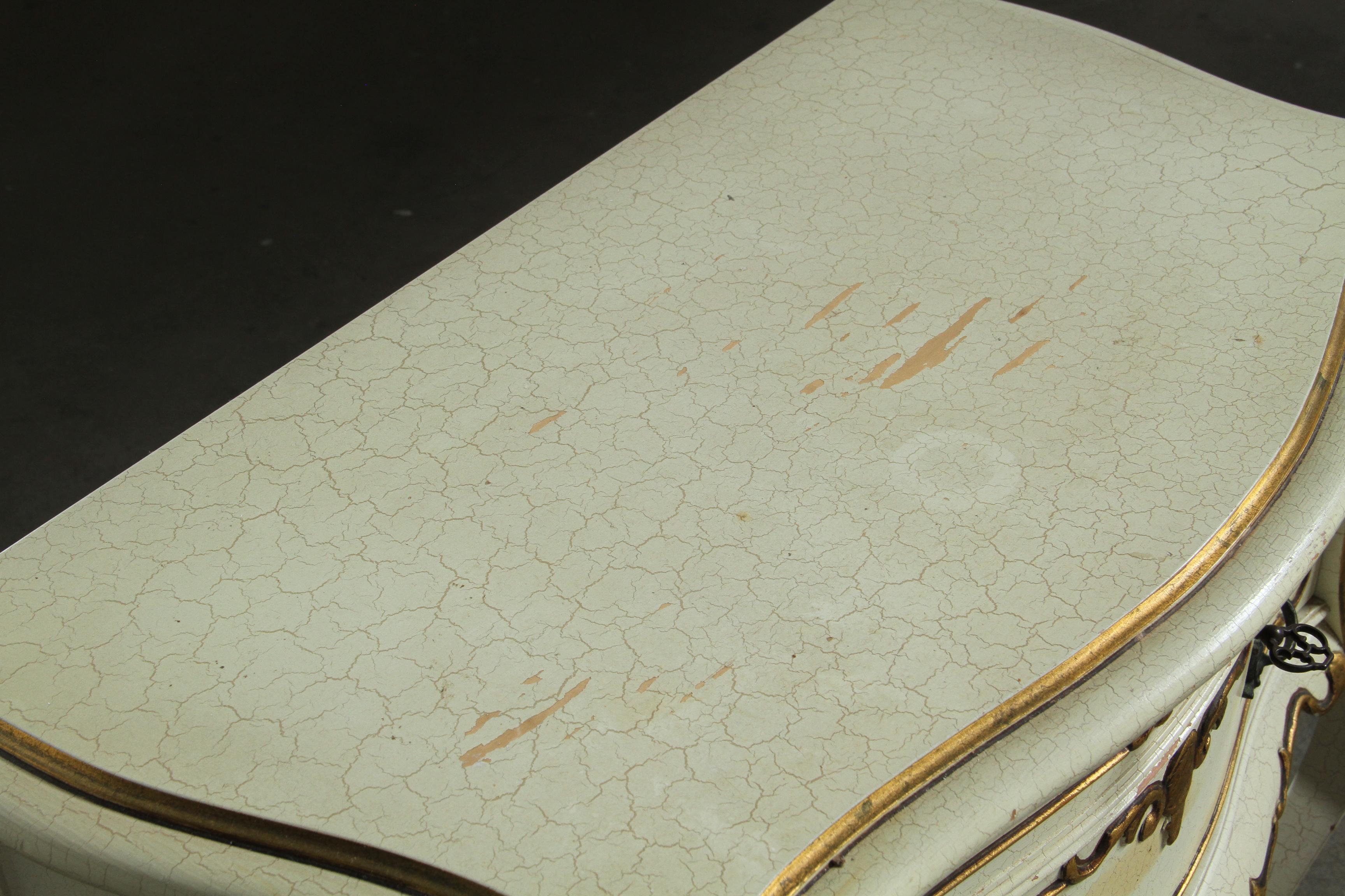 Coppia di Comodini in stile barocco veneziano del XX secolo in legno verniciato in vendita 11