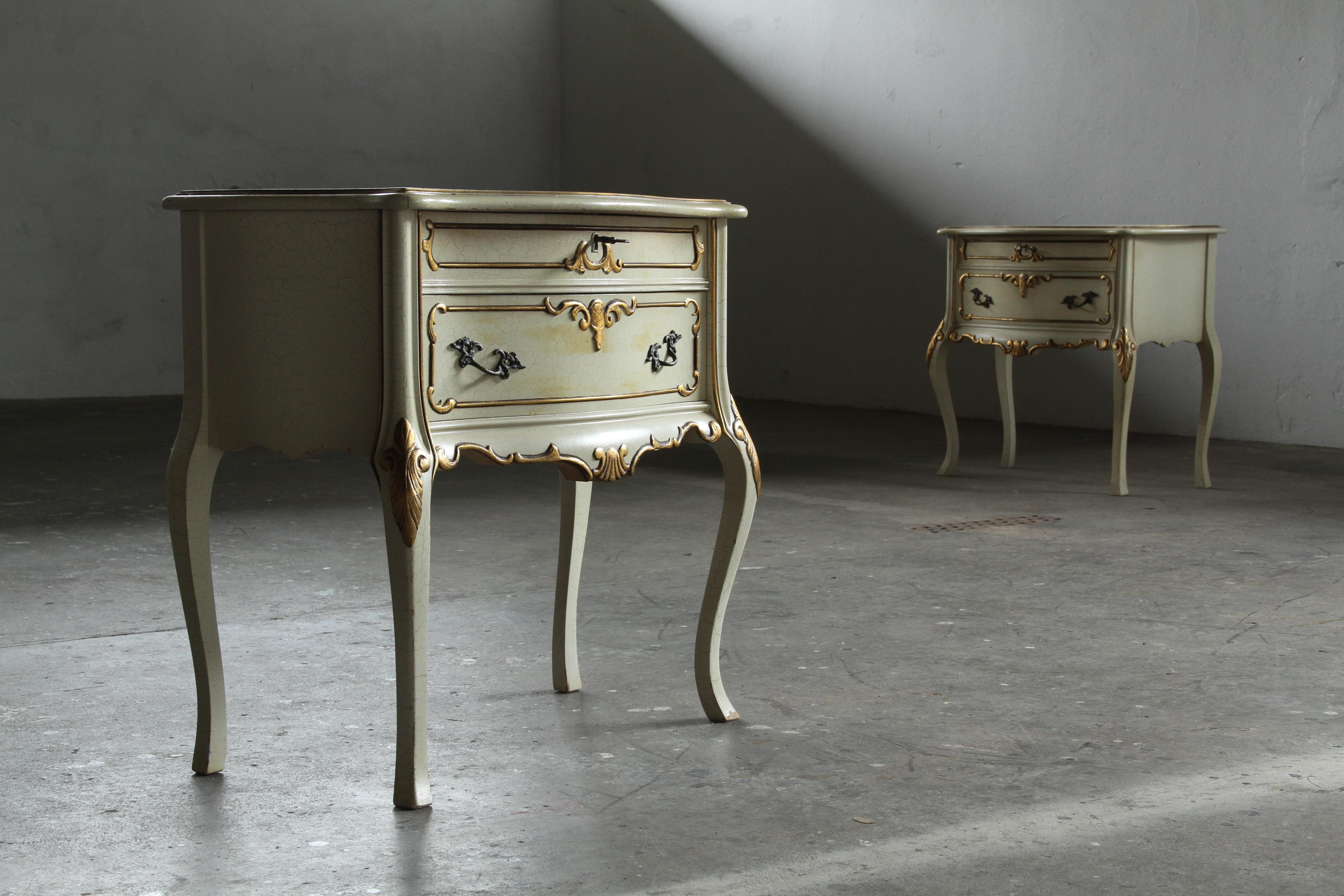 Una bellissima coppia di comodini di metà secolo, dove la teatralità veneziana incontra il romanticismo francese e provenzale. Le loro gambe cabriole elegantemente ricurve e la loro presenza audace e scultorea suggeriscono un dialogo giocoso tra la