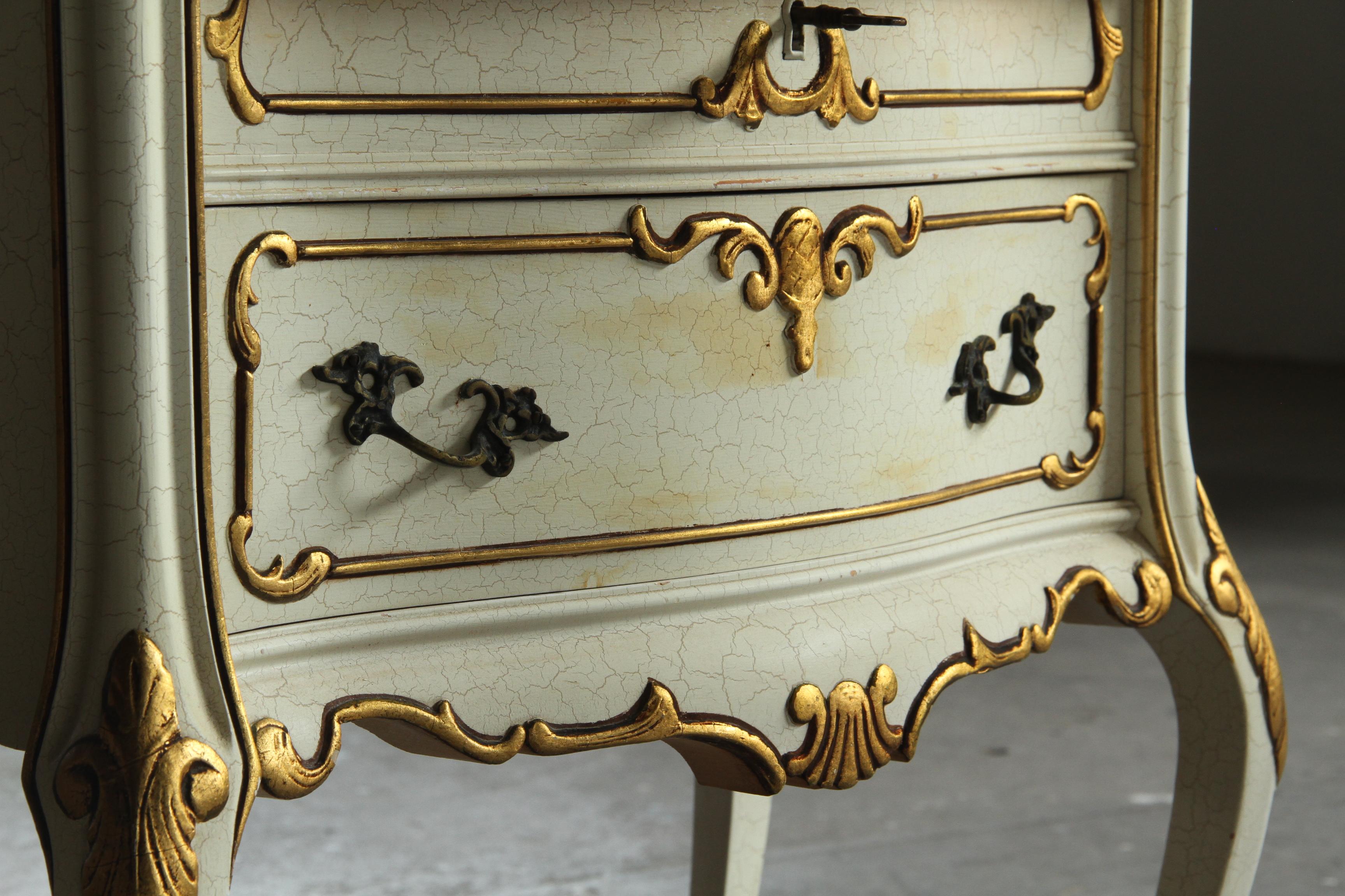 Stile provenzale Coppia di Comodini in stile barocco veneziano del XX secolo in legno verniciato in vendita