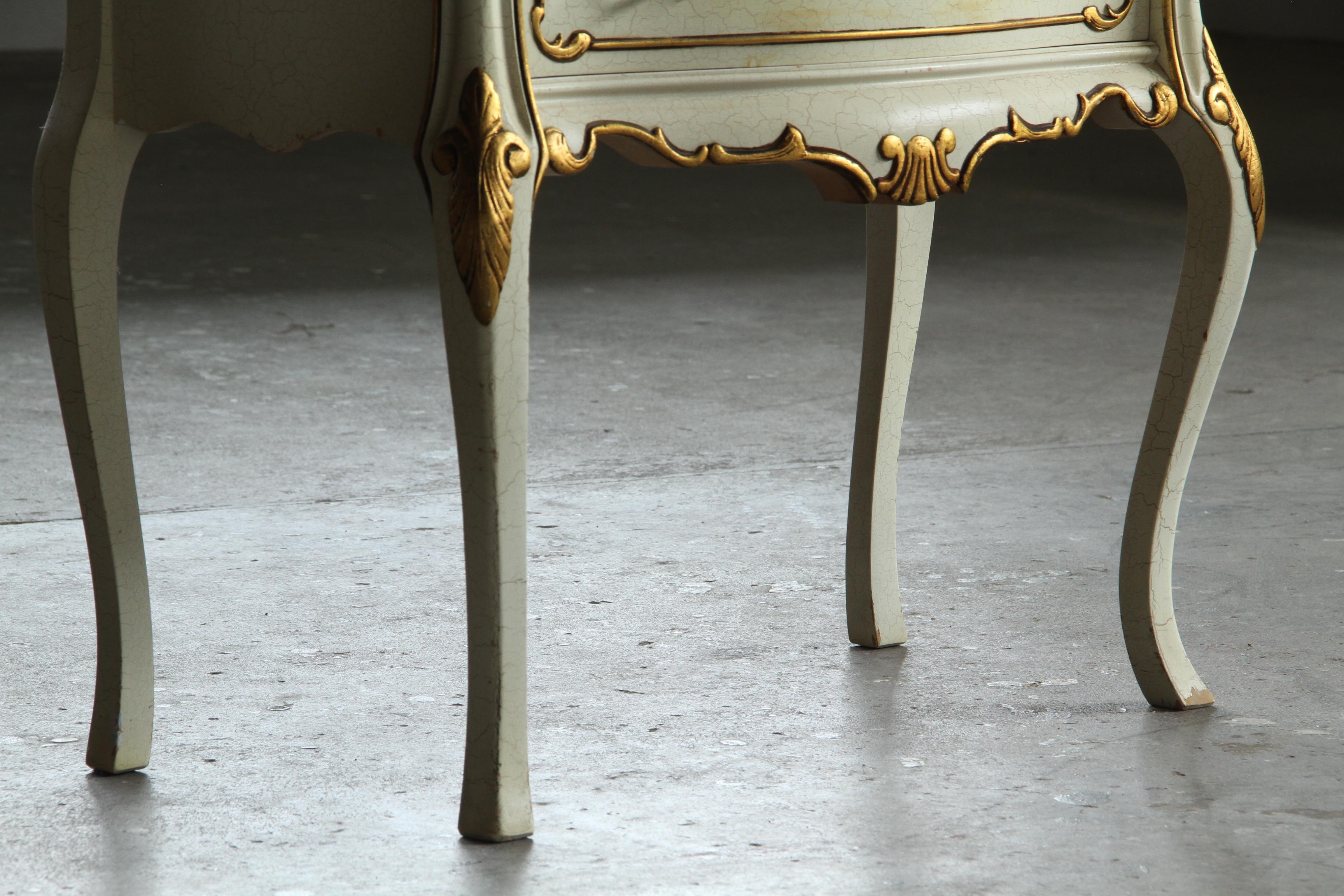 Danese Coppia di Comodini in stile barocco veneziano del XX secolo in legno verniciato in vendita