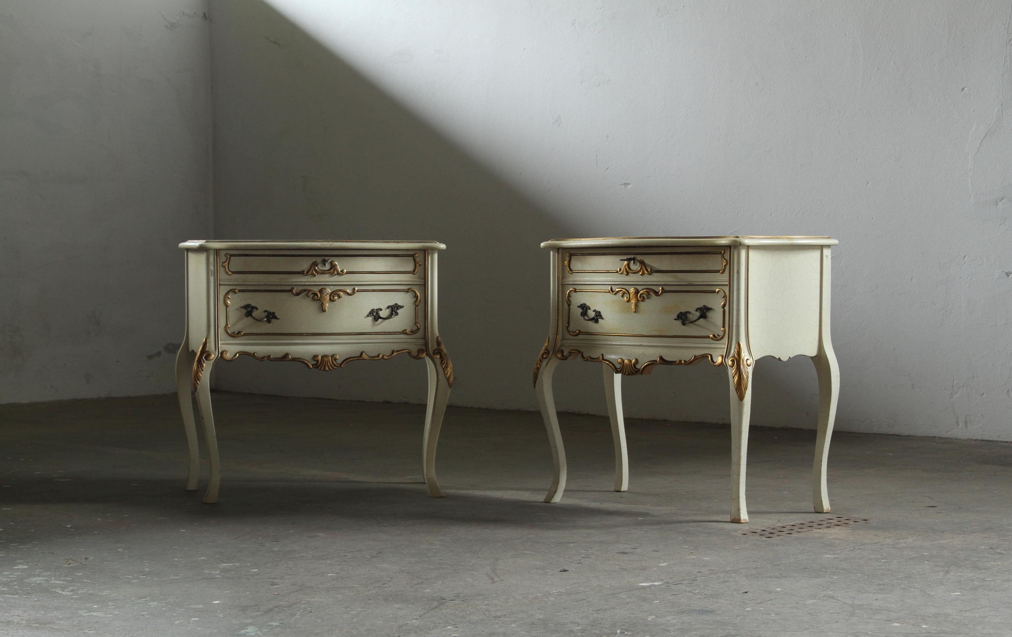 Coppia di Comodini in stile barocco veneziano del XX secolo in legno verniciato In condizioni buone in vendita a Store Heddinge, DK