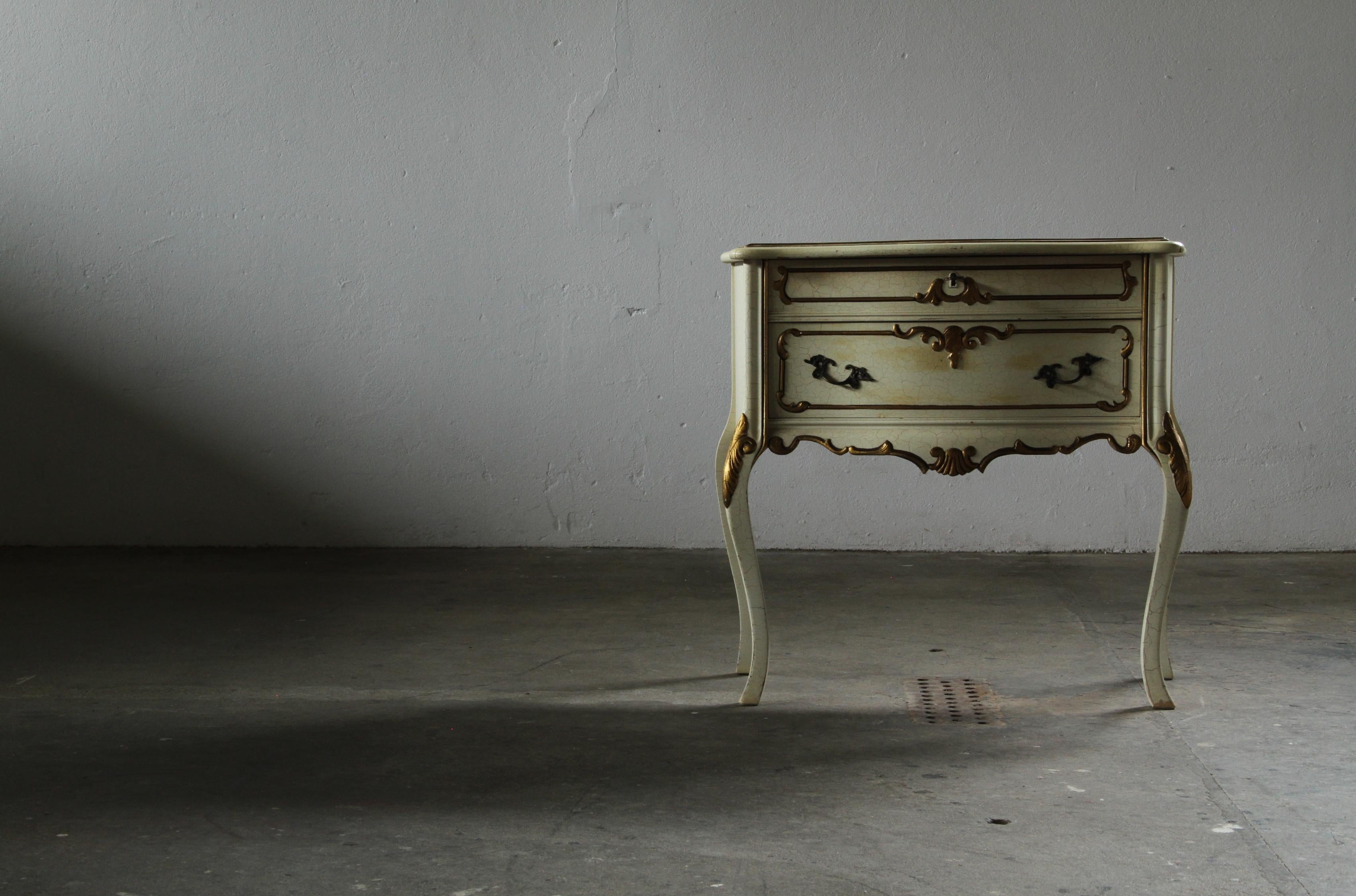 Coppia di Comodini in stile barocco veneziano del XX secolo in legno verniciato in vendita 1