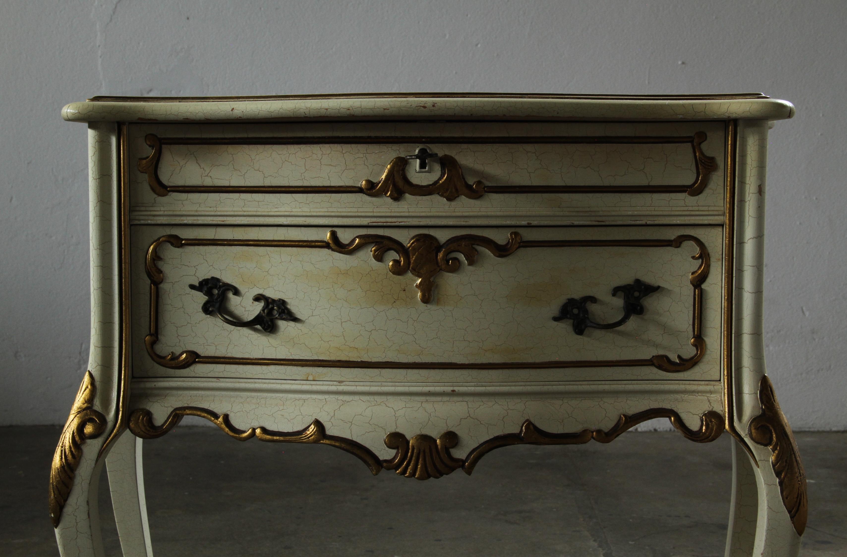 Coppia di Comodini in stile barocco veneziano del XX secolo in legno verniciato in vendita 2