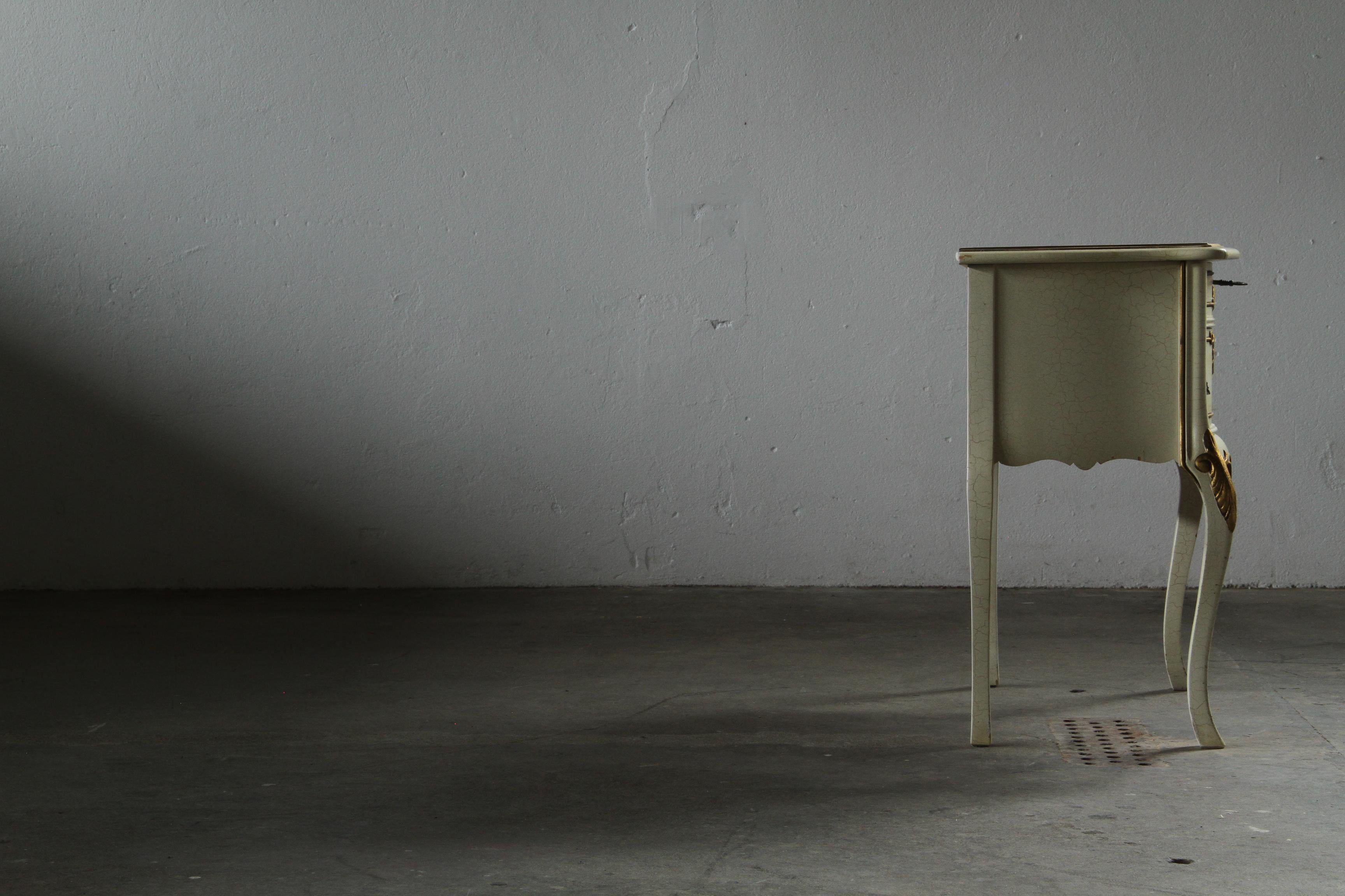 Coppia di Comodini in stile barocco veneziano del XX secolo in legno verniciato in vendita 3