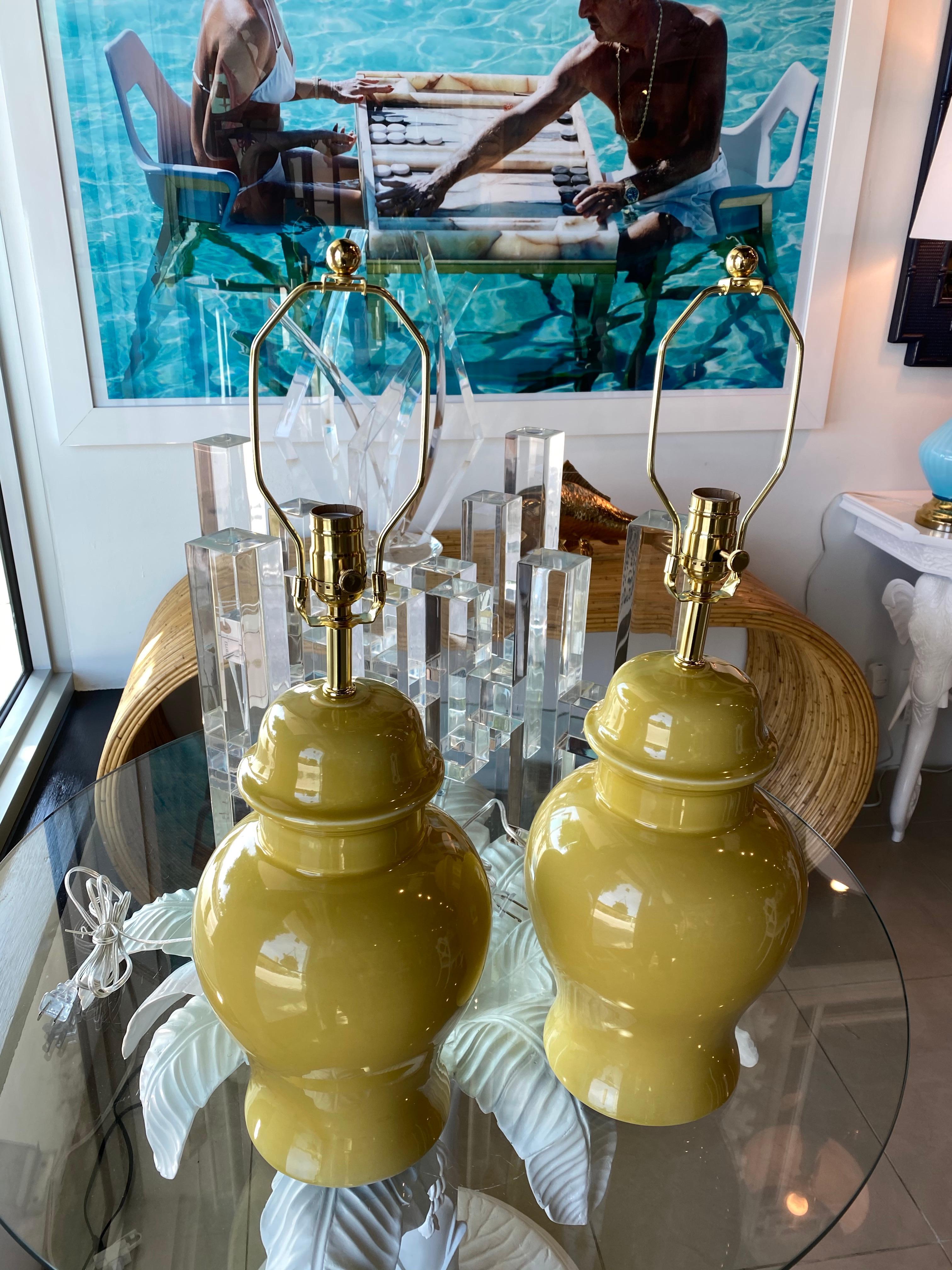 Paar gelbe Keramik-Gingerglas-Tischlampen, neu verkabelt, Messing  (amerikanisch) im Angebot