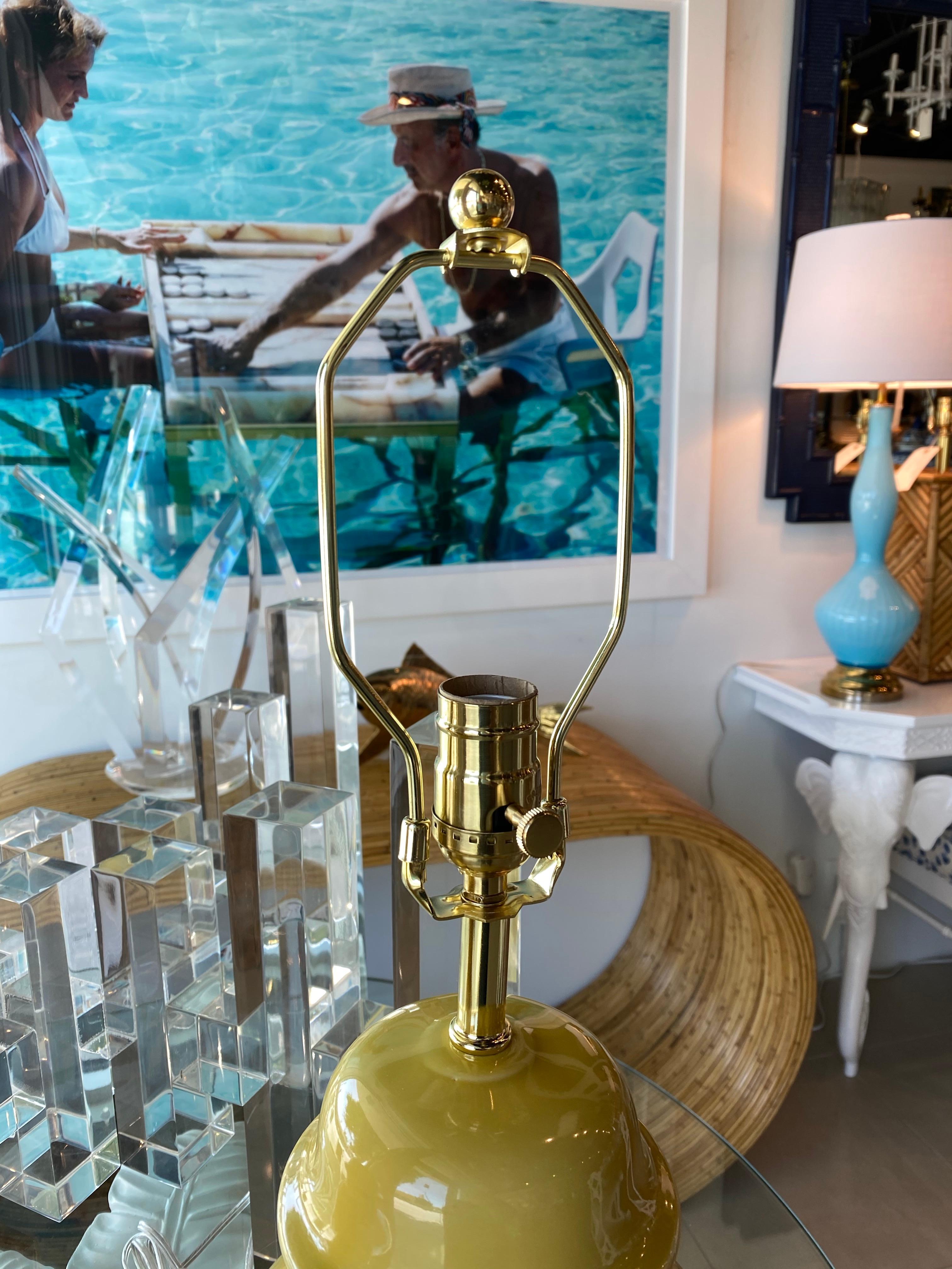 Paire de lampes de bureau vintage en céramique jaune en forme de jarre à gingembre, recâblées en laiton  Bon état - En vente à West Palm Beach, FL